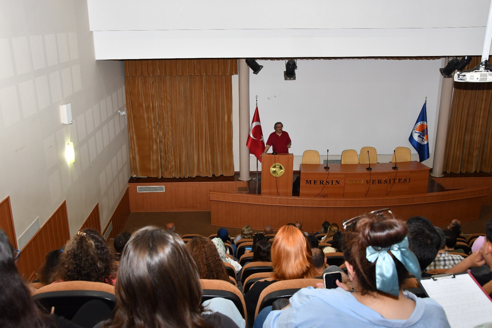 Temel Bilimlerde Bilimsel Araştırma ve Meslek Etiği Konferansı Yapıldı detayı için tıklayınız