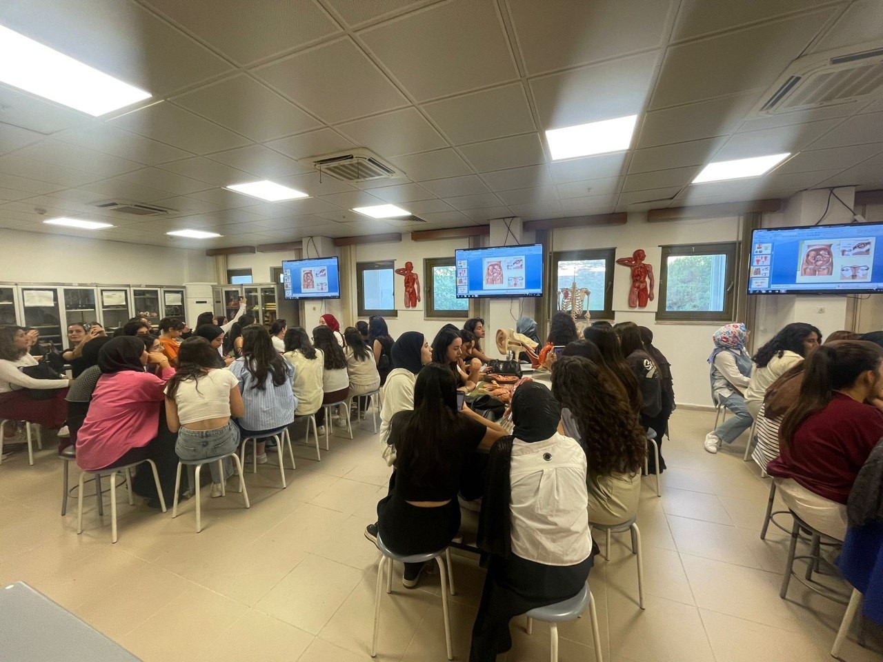 Birinci Sınıf Ebelik Öğrencilerimizle İlk Anatomi Dersimizi, Tıp Fakültesi Anatomi Laboratuvarı’nda Gerçekleştirdik! detayı için tıklayınız