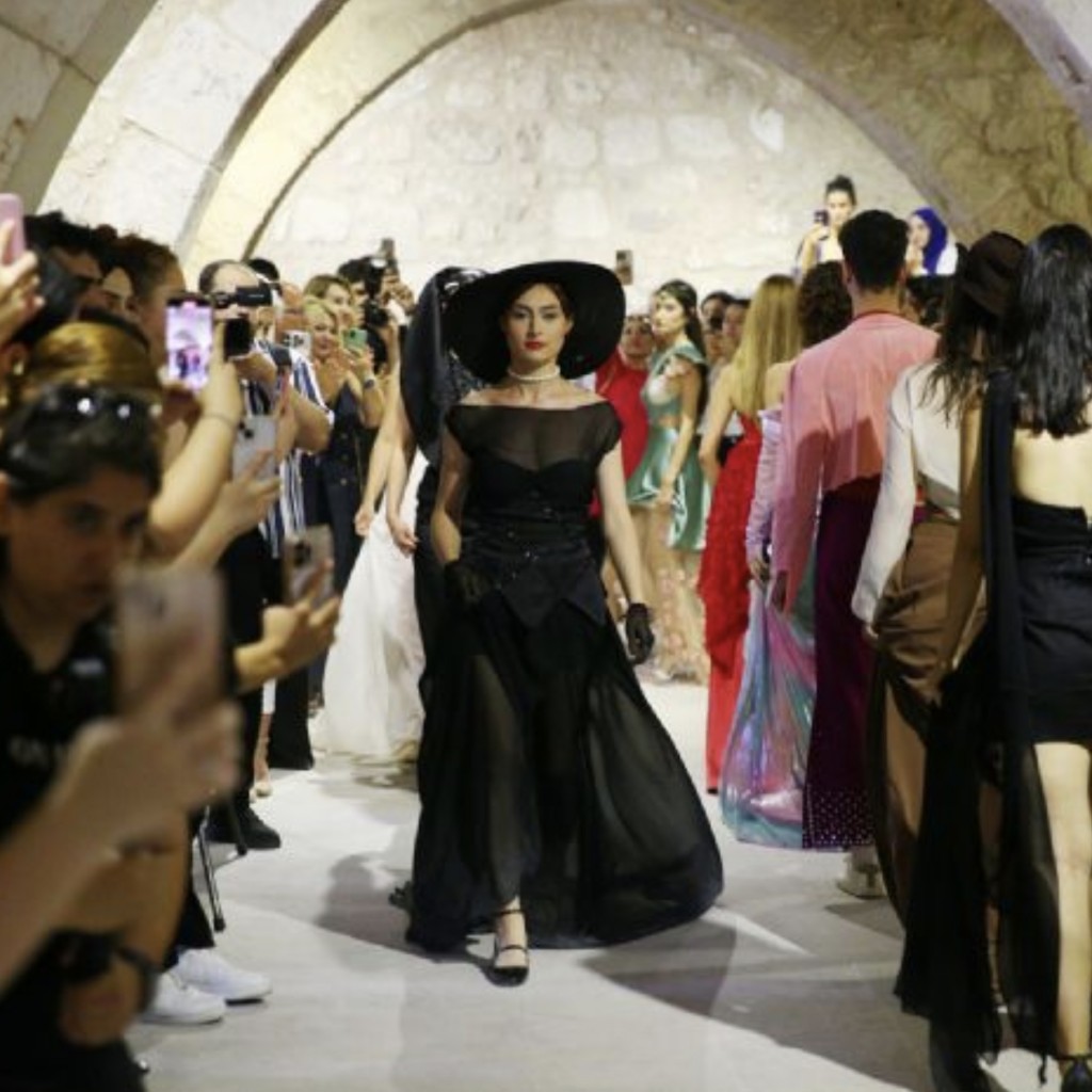 "Zaman Silinir, Stil Kalır" Defilesi (Tekstil ve Moda Tasarımı B&ouml;l&uuml;m&uuml;) detayı için tıklayınız