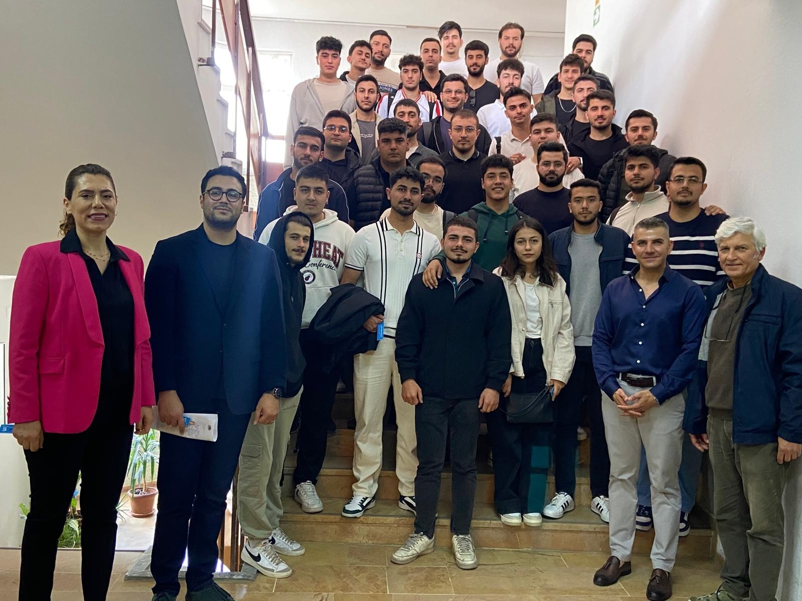 Elektrik ve Enerji B&ouml;l&uuml;m&uuml; ile Makine ve Metal Teknolojileri B&ouml;l&uuml;m&uuml;  Ortaklığıyla Mezun S&ouml;yleşisi Ger&ccedil;ekleştirildi detayı için tıklayınız