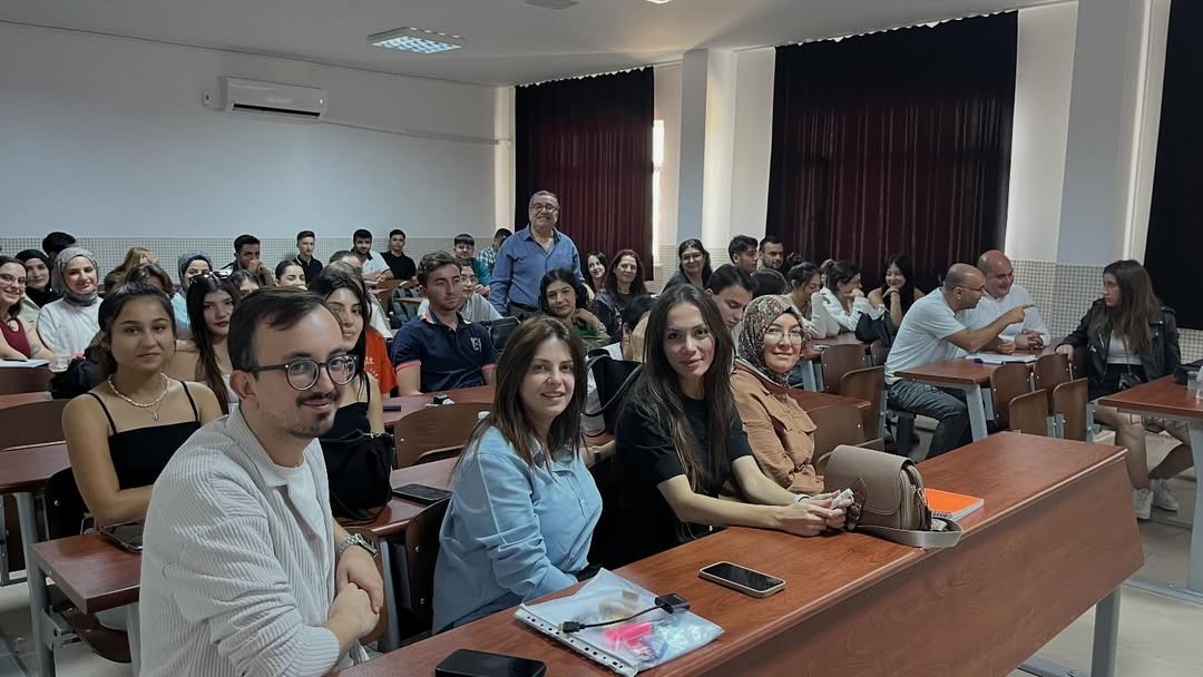 Y&uuml;ksekokulumuzda Halkla İlişkiler ve Tanıtım ile Pazarlama Programı &ouml;ğrencilerimiz i&ccedil;in d&uuml;zenlenen &ldquo;Etkili İletişimde Başarı&rdquo; konulu s&ouml;yleşimiz Araştırmacı Yazar Halim Altınışık&rsquo;ın katılımıyla ger&ccedil;ekleştirildi. detayı için tıklayınız