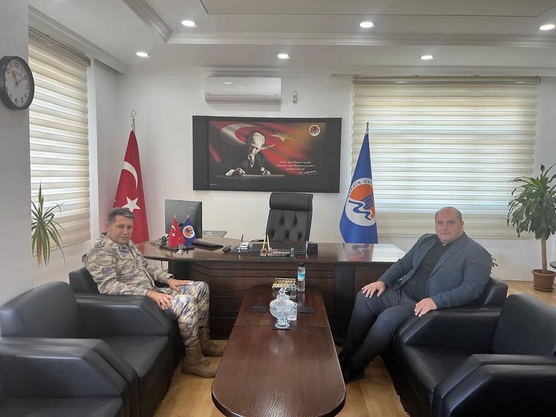 Garnizon Komutanımız Albay Serhan G&uuml;ng&ouml;r, Y&uuml;ksekokul M&uuml;d&uuml;r&uuml;m&uuml;z &Ouml;ğr. G&ouml;r. Bilge Kaan Ercan&rsquo;ı ziyaret etti. detayı için tıklayınız