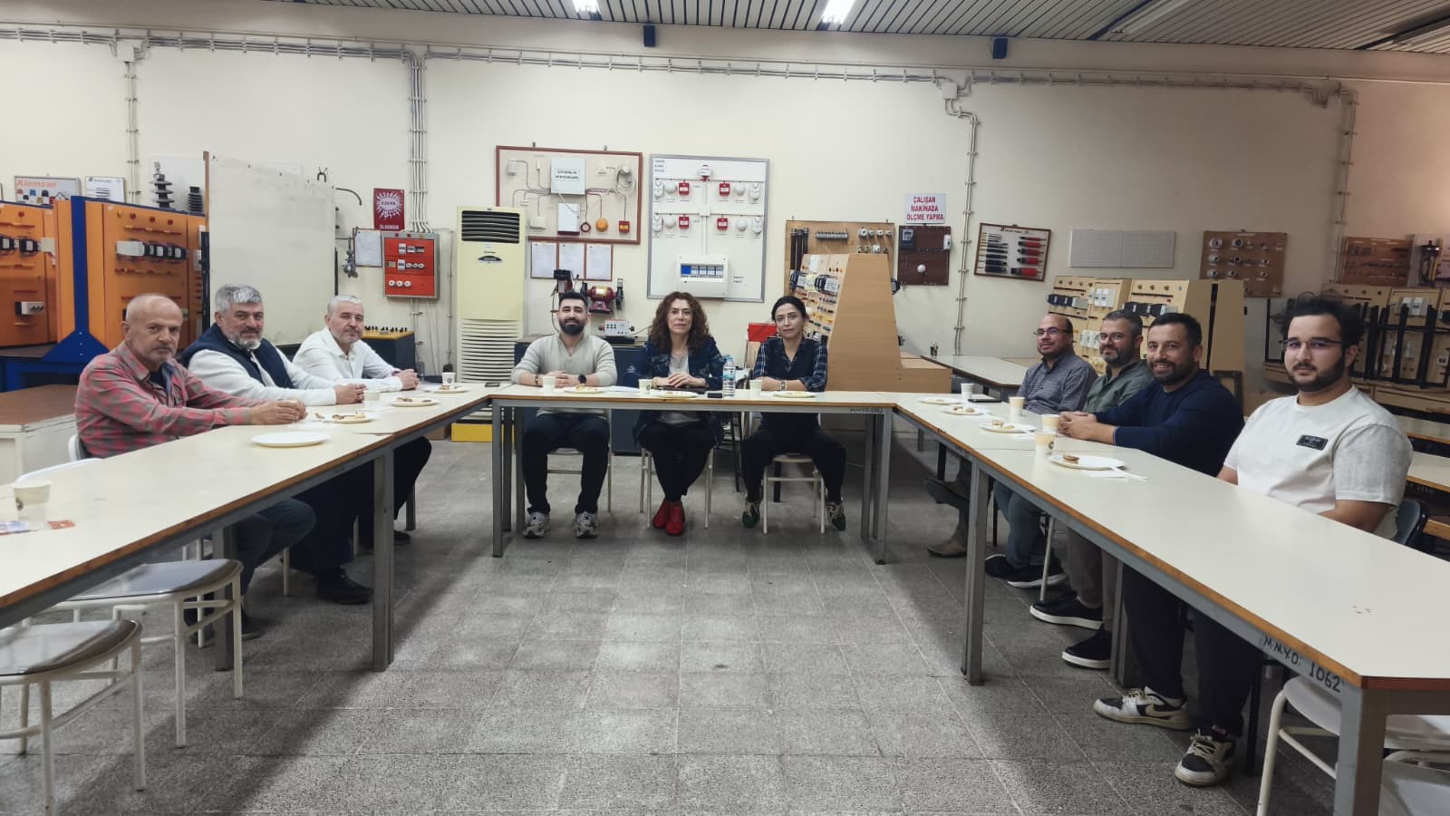 Elektrik ve Enerji B&ouml;l&uuml;m&uuml; M&uuml;fredat ve Program Geliştirme Komisyonu ile Dış Paydaş Danışma Kurulu Toplantı Ger&ccedil;ekleştirdi detayı için tıklayınız