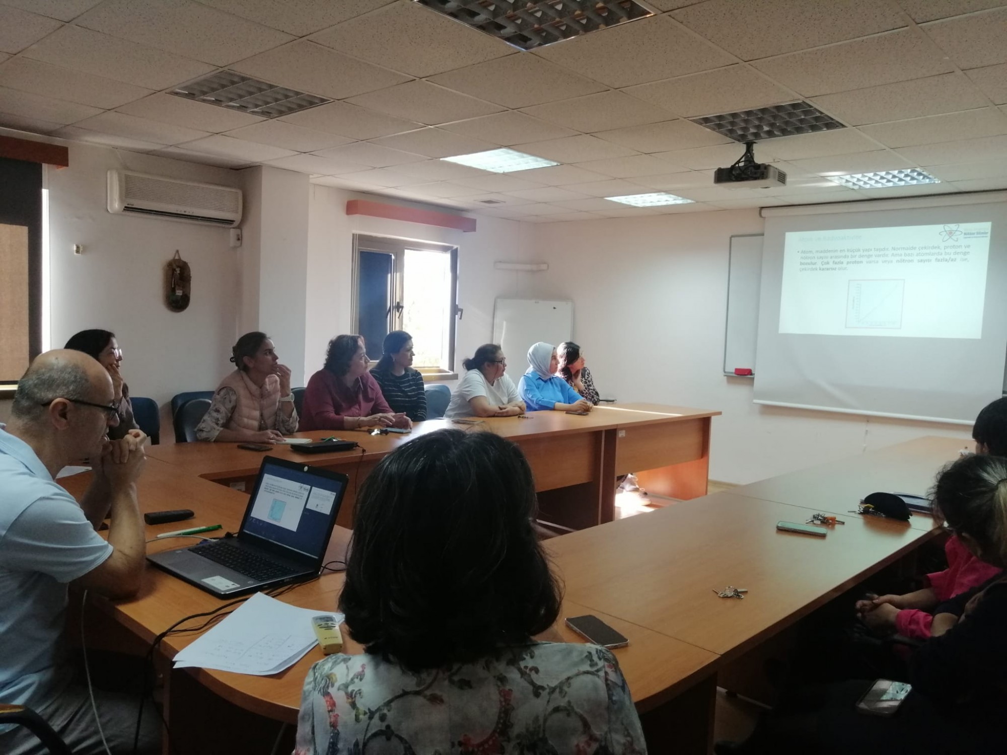 N&uuml;kleer Bilimler Uygulama ve Araştırma Merkezi tarafından Hemşirelik Fak&uuml;ltesi idari ve akademik personeline iyonlaştırıcı ve iyonlaştırıcı olmayan radyasyon eğitimi verildi. detayı için tıklayınız