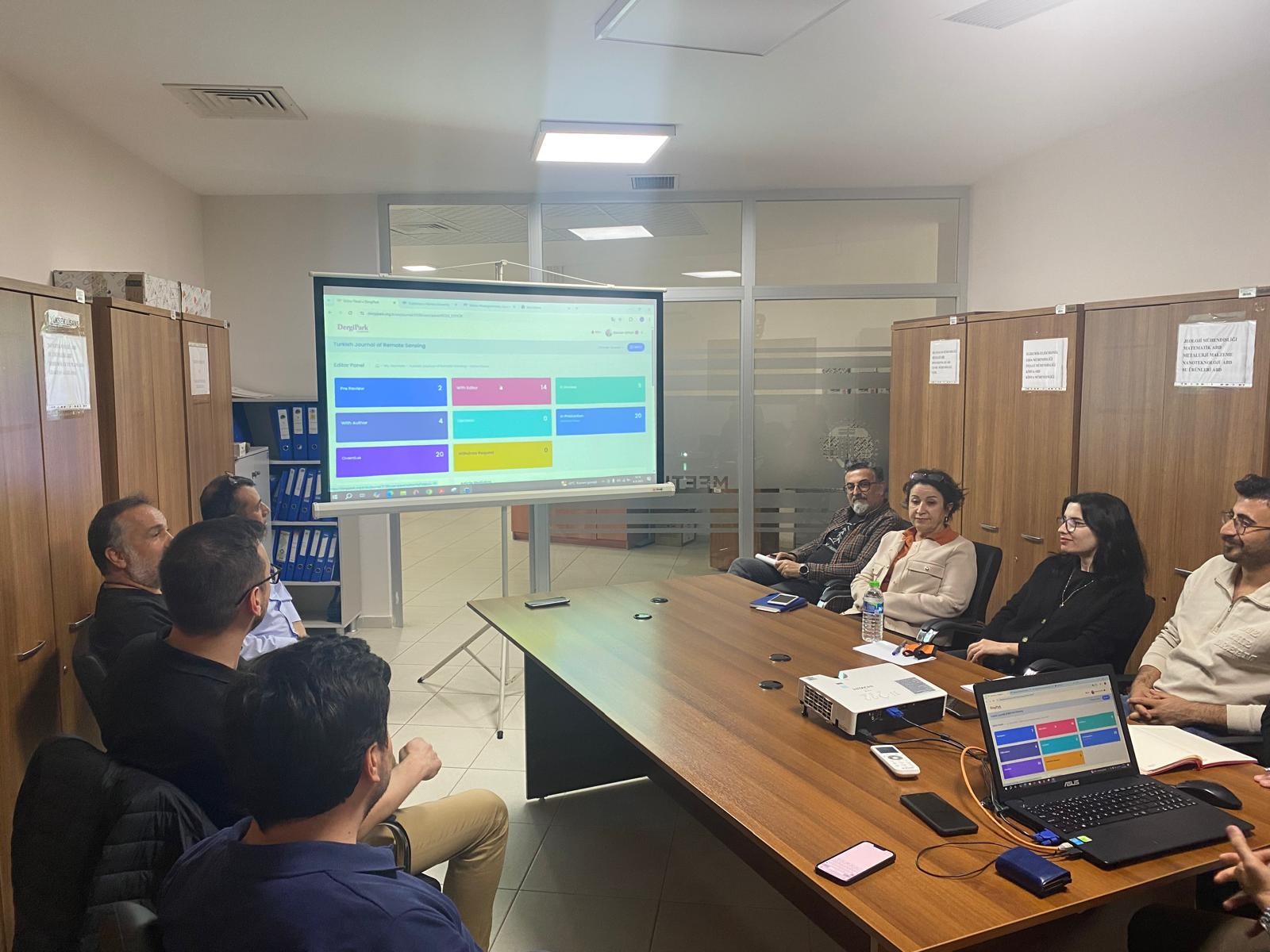 Fen Bilimleri Enstit&uuml;s&uuml;&rsquo;nde Bilimsel Dergiler Koordinat&ouml;rl&uuml;ğ&uuml; Tarafından Edit&ouml;rlere Y&ouml;nelik Bilgilendirme Toplantısı Ger&ccedil;ekleştirildi detayı için tıklayınız