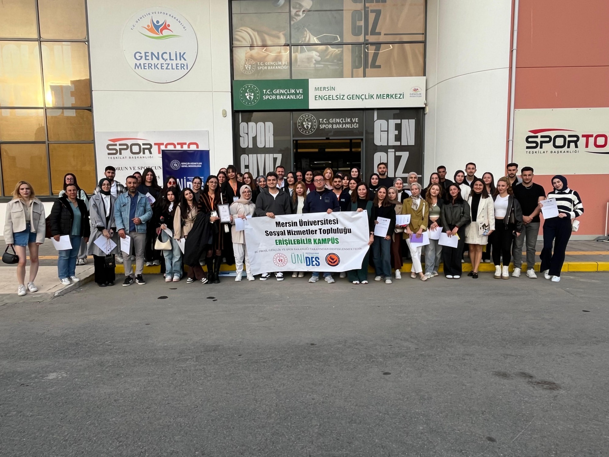 Sosyal Hizmetler Topluluğumuzun &Uuml;NİDES Destekli &ldquo;Erişilebilir Kamp&uuml;s&rdquo; Projesi Kapsamında Engellilik ve Erişilebilirlik Konuşuldu detayı için tıklayınız