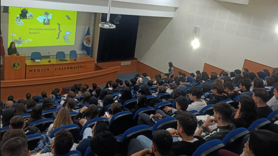 Hemşirelik Fak&uuml;ltesi &Ouml;ğrencilerine Dezenformasyonla M&uuml;cadele Farkındalık Eğitimleri Verildi detayı için tıklayınız