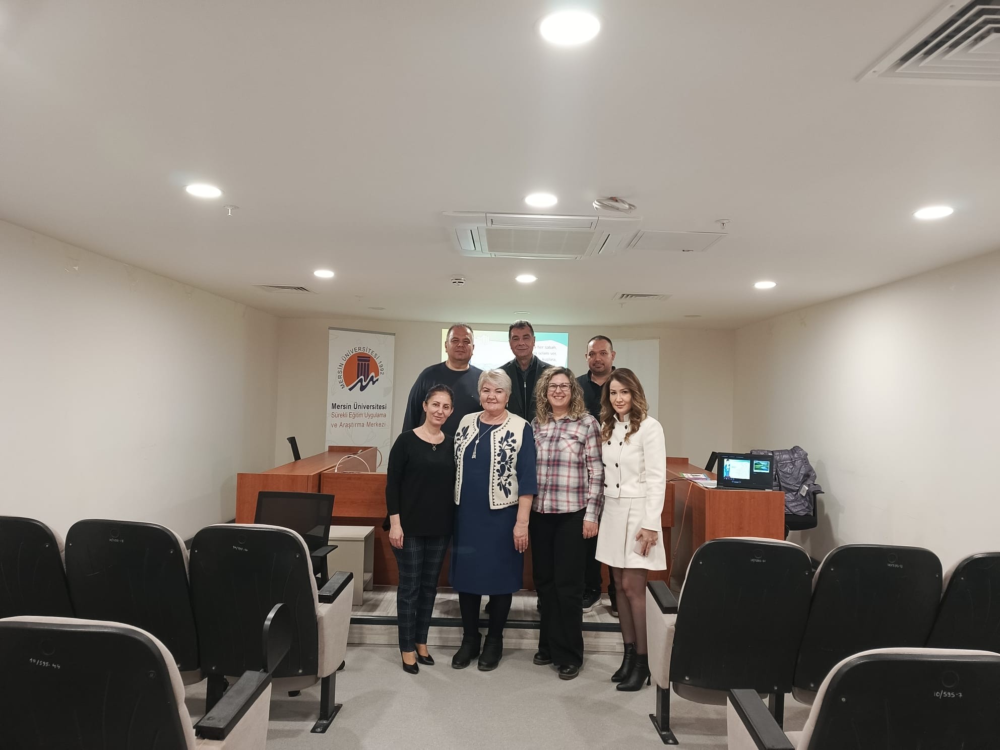 Mersin B&uuml;y&uuml;kşehir Belediyesi &Ccedil;alışanlarına Y&ouml;nelik Topluluk &Ouml;n&uuml;nde Konuşma ve Beden Dili Konulu Eğitim Verildi detayı için tıklayınız