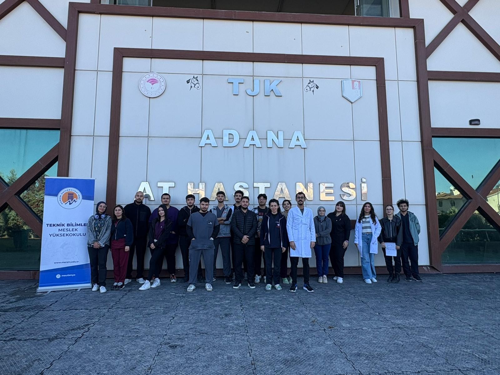 Veterinerlik B&ouml;l&uuml;m&uuml; &Ouml;ğrencileri TJK Adana Hipodromu&rsquo;na Teknik Gezi Ger&ccedil;ekleştirdi detayı için tıklayınız