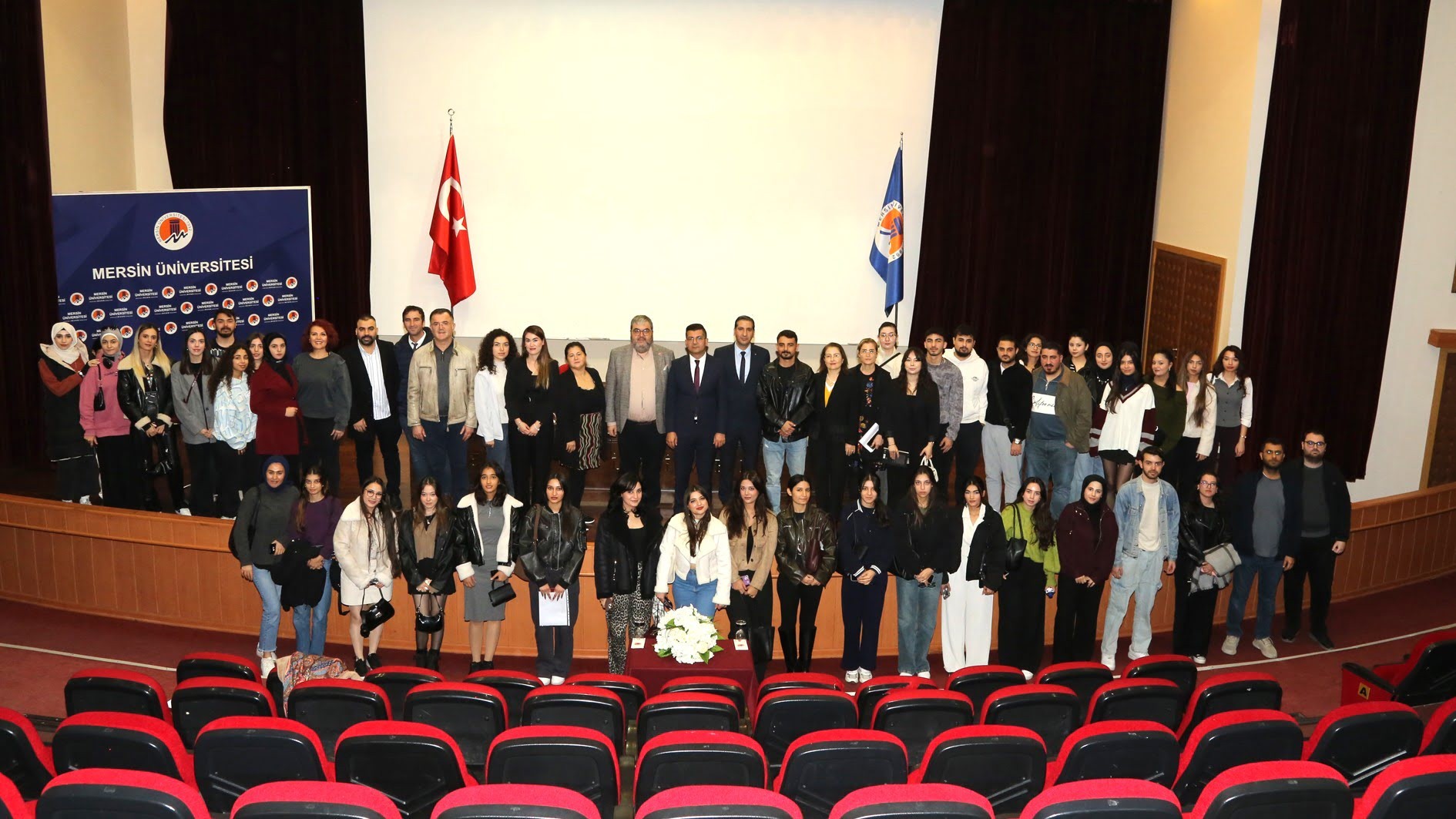 Sağlık Y&ouml;neticileri G&uuml;n&uuml; &Uuml;niversitemizde Kutlandı detayı için tıklayınız