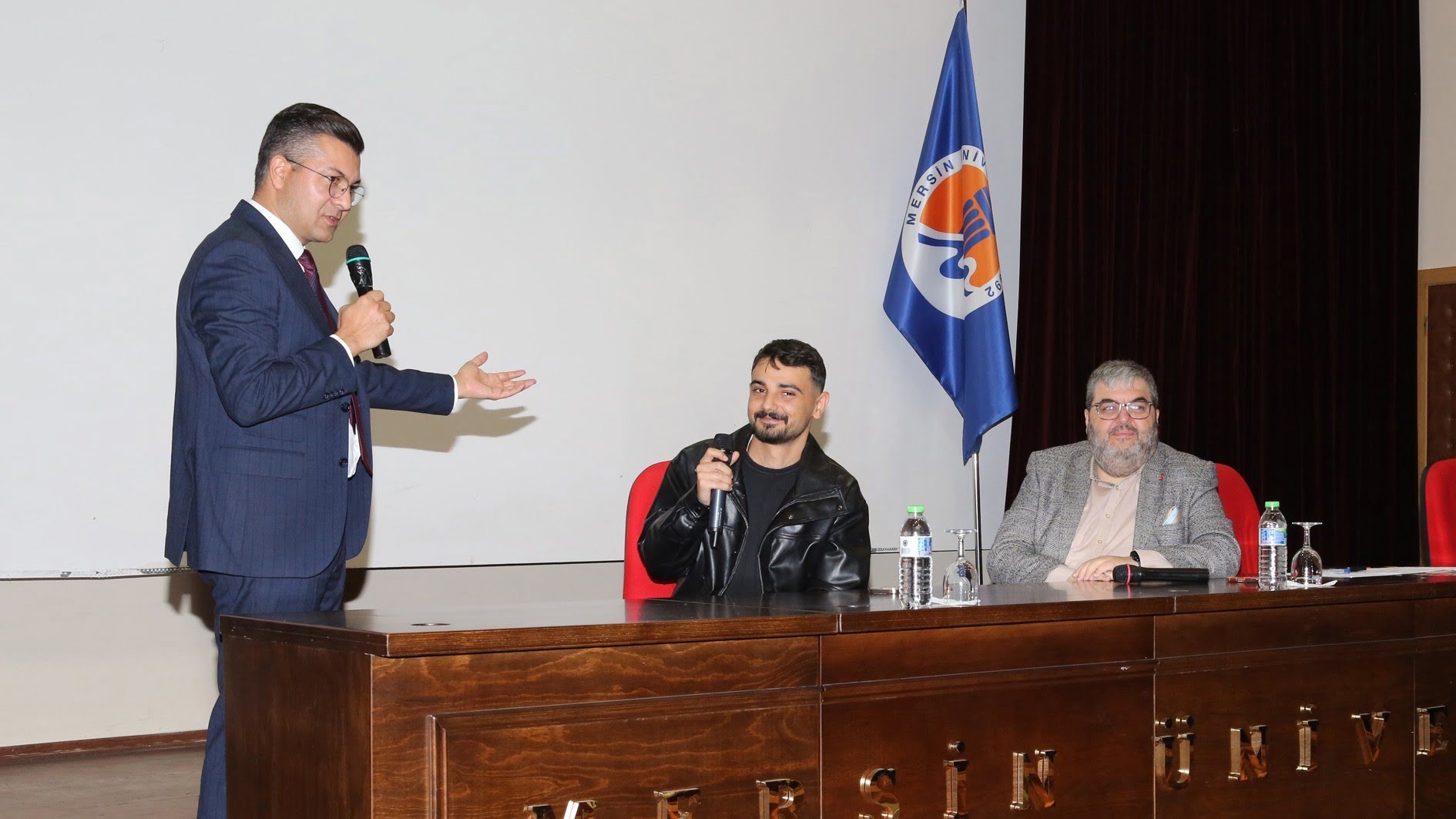 Sağlık Y&ouml;neticileri G&uuml;n&uuml; &Uuml;niversitemizde Kutlandı detayı için tıklayınız