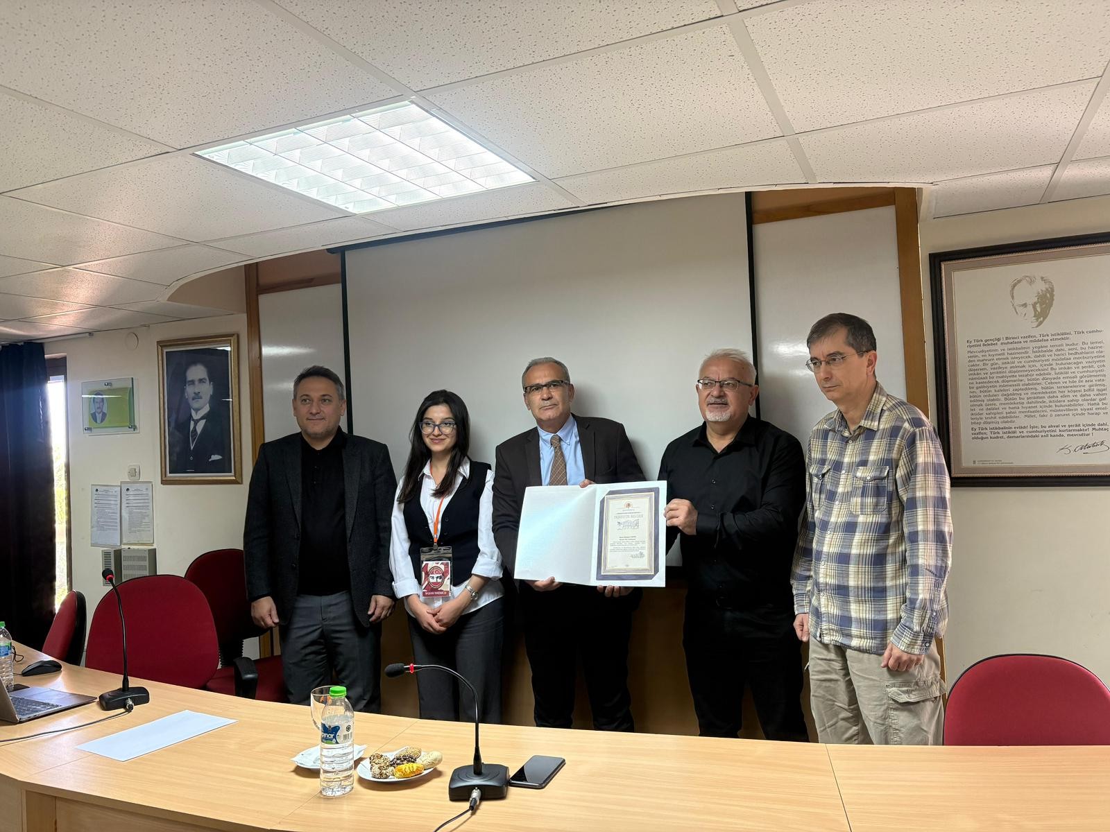 Siyaset Bilimi ve Kamu Y&ouml;netimi Topluluğu' Nun D&uuml;zenlediği "Vali S&ouml;yleşisi" Etkinliği Fak&uuml;ltemizde Yapıldı. detayı için tıklayınız