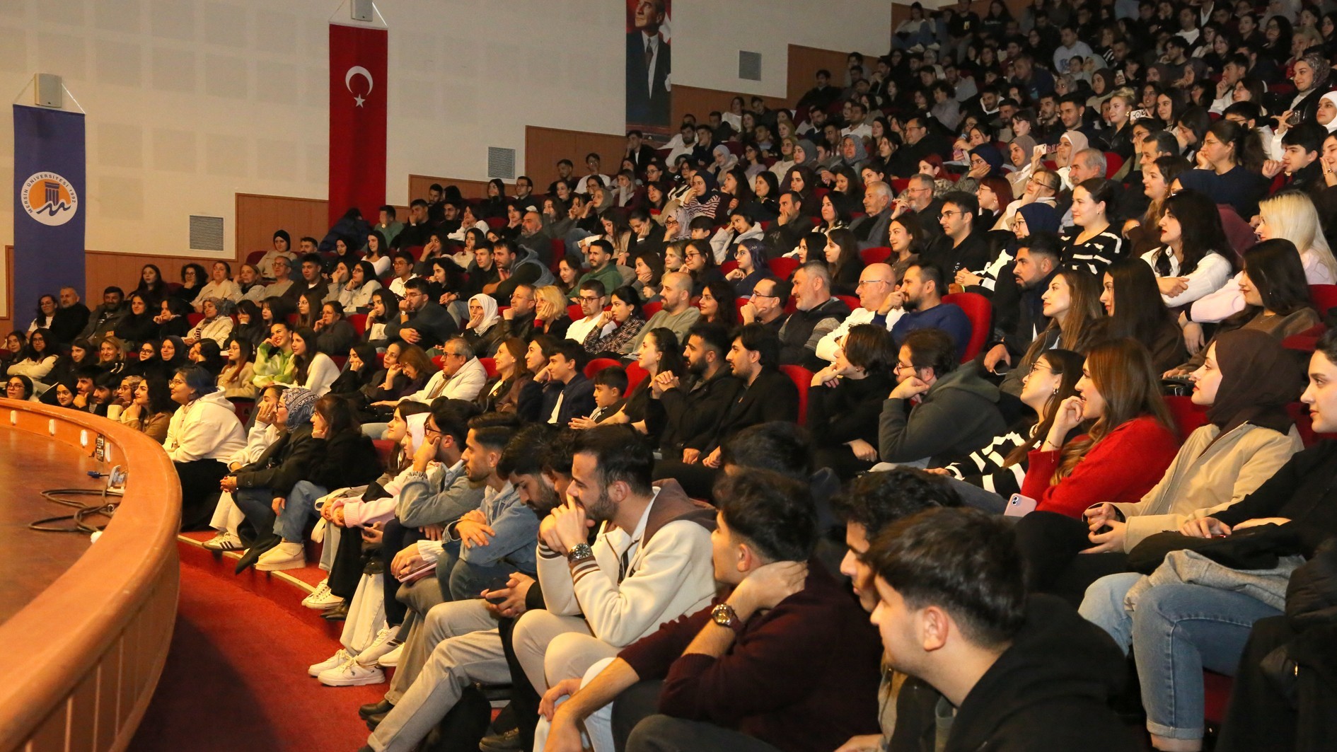 Eğitim Fak&uuml;ltesi Tiyatro G&ouml;n&uuml;ll&uuml;leri&rsquo;nden Deprem B&ouml;lgesine Umut Olan G&ouml;steri detayı için tıklayınız