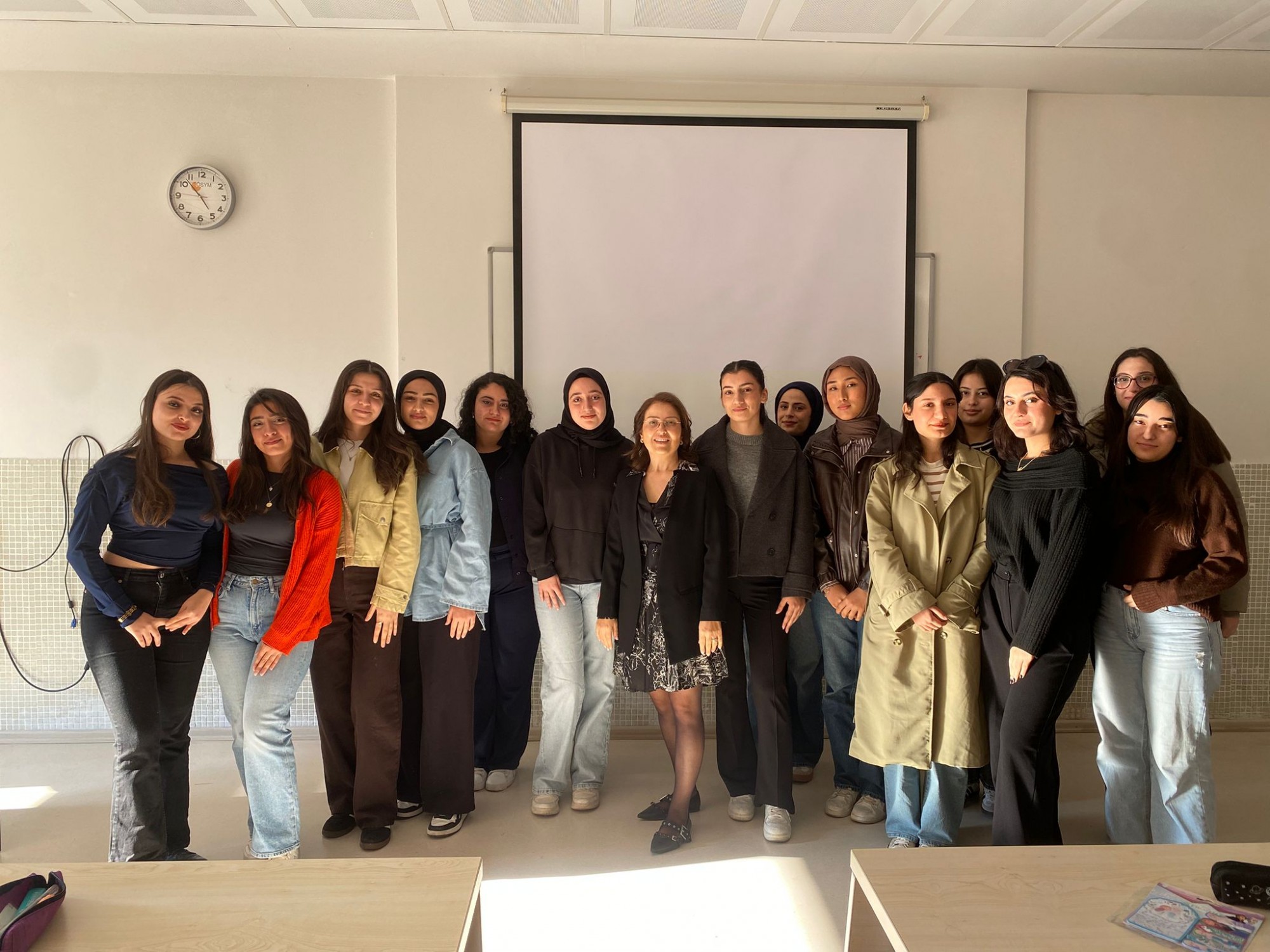 Toplumsal Cinsiyet Dersinde &ldquo; kadınlar &Uuml;lkesi &rdquo; &Uuml;zerinden Eşitlik ve K&uuml;lt&uuml;rel Kabuller Tartışıldı detayı için tıklayınız