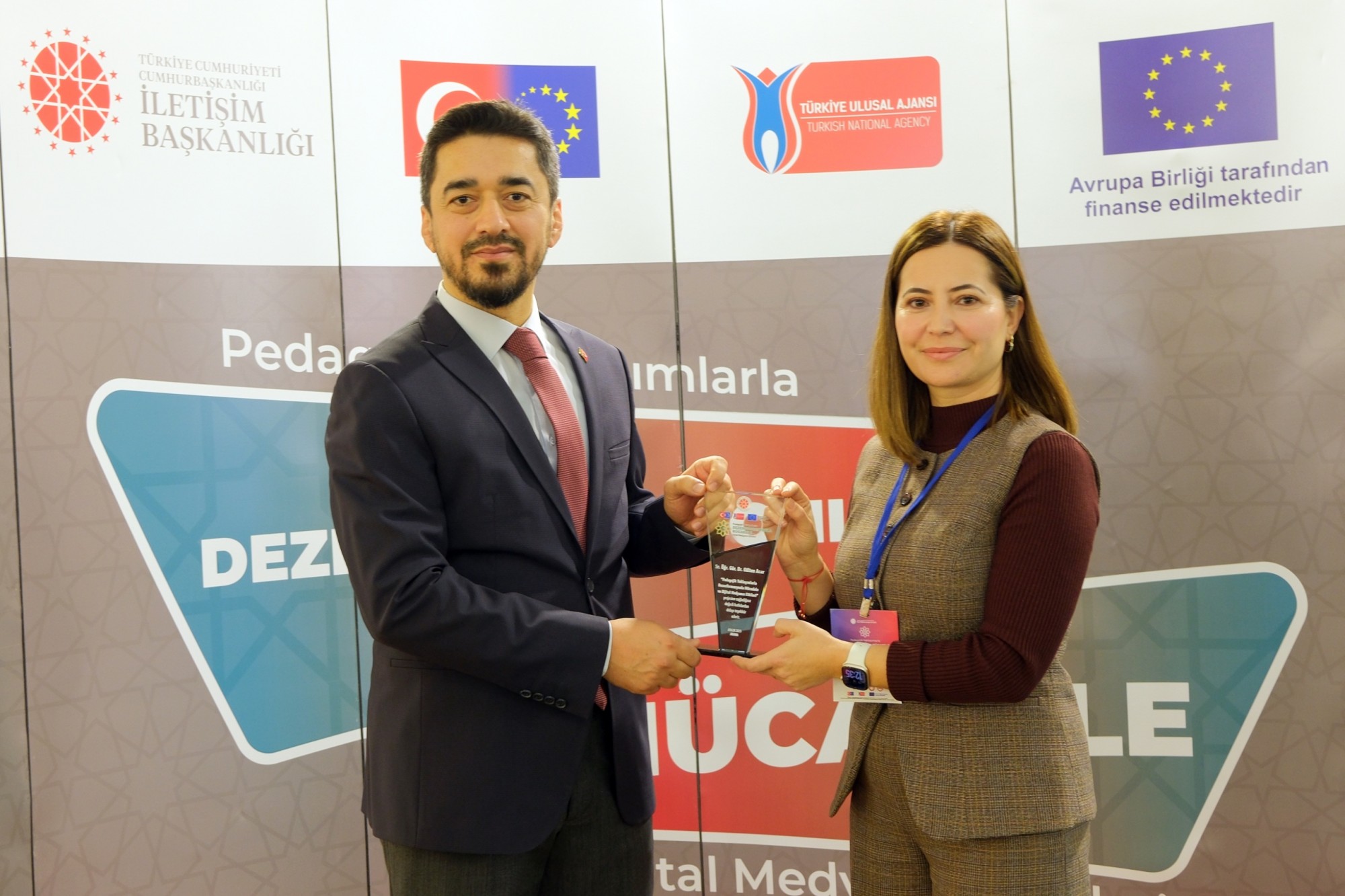 &ldquo; Dijital D&uuml;nyada G&uuml;venli Kalmak Zirvesi&rdquo; D&uuml;zenlendi detayı için tıklayınız