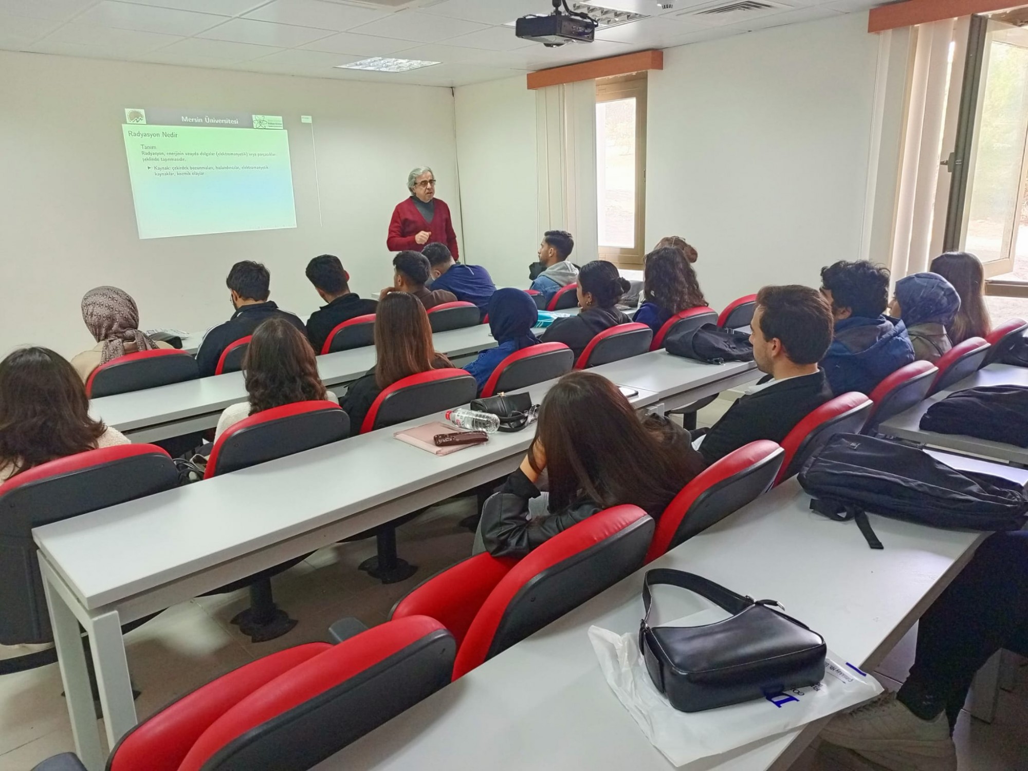 N&uuml;kleer Bilimler Uygulama ve Araştırma Merkezi b&uuml;nyesinde Eğitim Fak&uuml;ltesi &ouml;ğrencilerine radyasyondan korunma eğitimi verildi. detayı için tıklayınız
