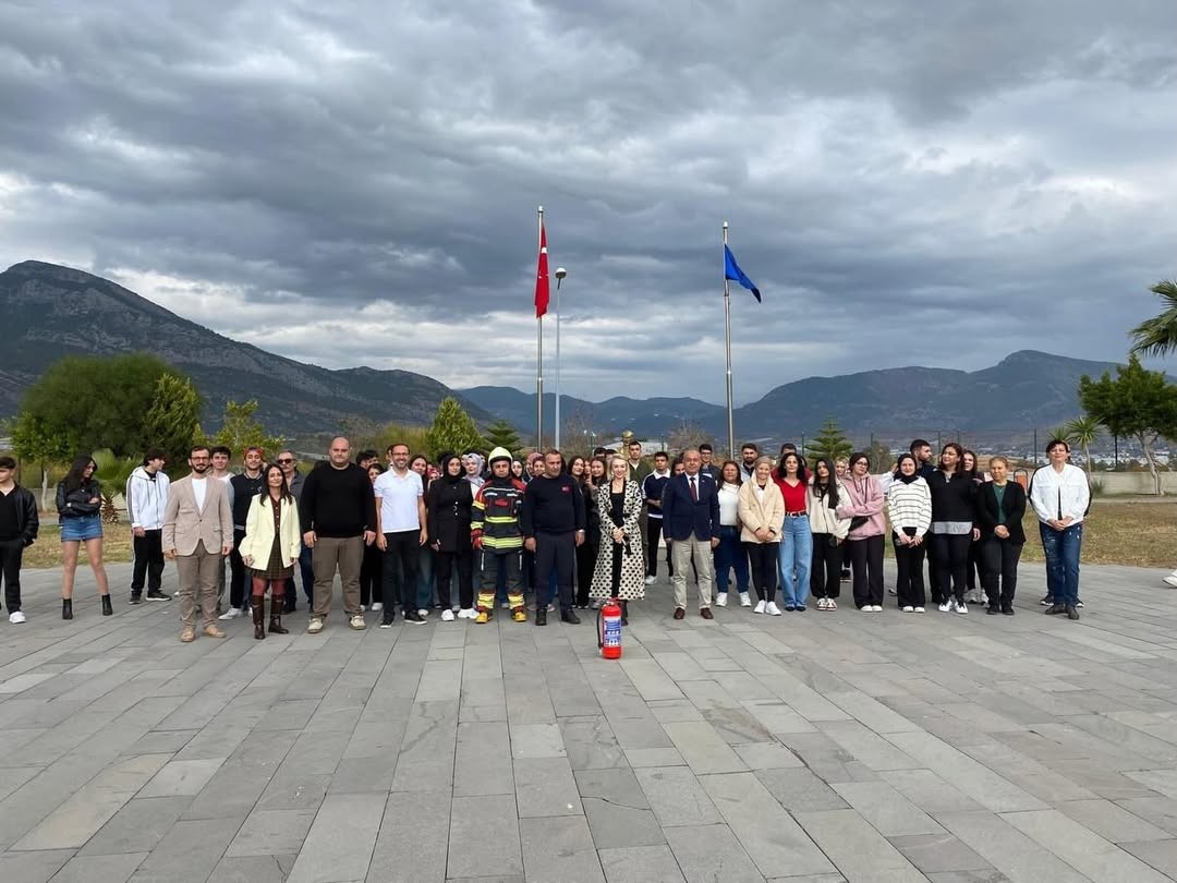 Y&uuml;ksekokulumuzda Mersin B&uuml;y&uuml;kşehir Belediyesi İtfaiye Daire Başkanlığı tarafından yangına m&uuml;dahale eğitimi verilmiş ve ardından uygulamalı yangın tatbikatı ger&ccedil;ekleştirilmiştir. detayı için tıklayınız