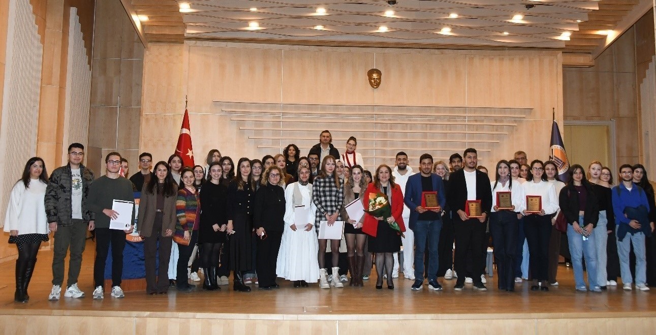 Kariyer G&uuml;nleri Etkinliği Kapsamında T&uuml;rk Eczacıları Birliği Gen&ccedil;lik Komisyonu &Uuml;yeleri Mezunlarla Staj Sohbeti Ger&ccedil;ekleştirildi detayı için tıklayınız