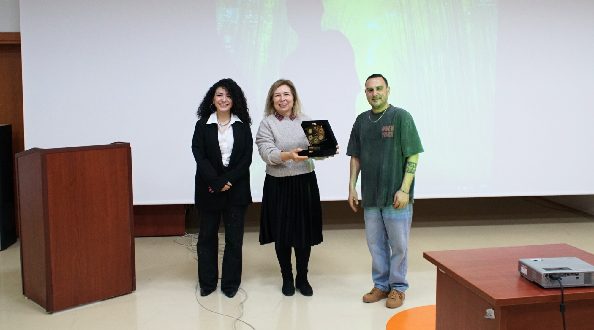 TRT 17. Uluslararası Belgesel &Ouml;d&uuml;lleri Bilgilendirme Toplantısı Fak&uuml;ltemizde Ger&ccedil;ekleştirildi detayı için tıklayınız