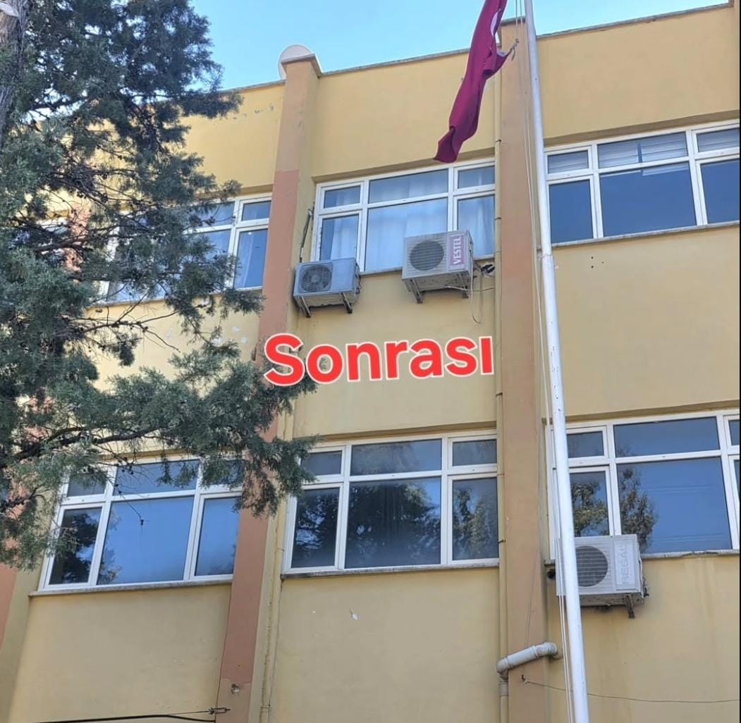 Y&uuml;ksekokulumuzun zaman i&ccedil;inde paslanan klima dış &uuml;nitelerinin boyama ve tadilat işlemleri tamamlanmıştır. detayı için tıklayınız