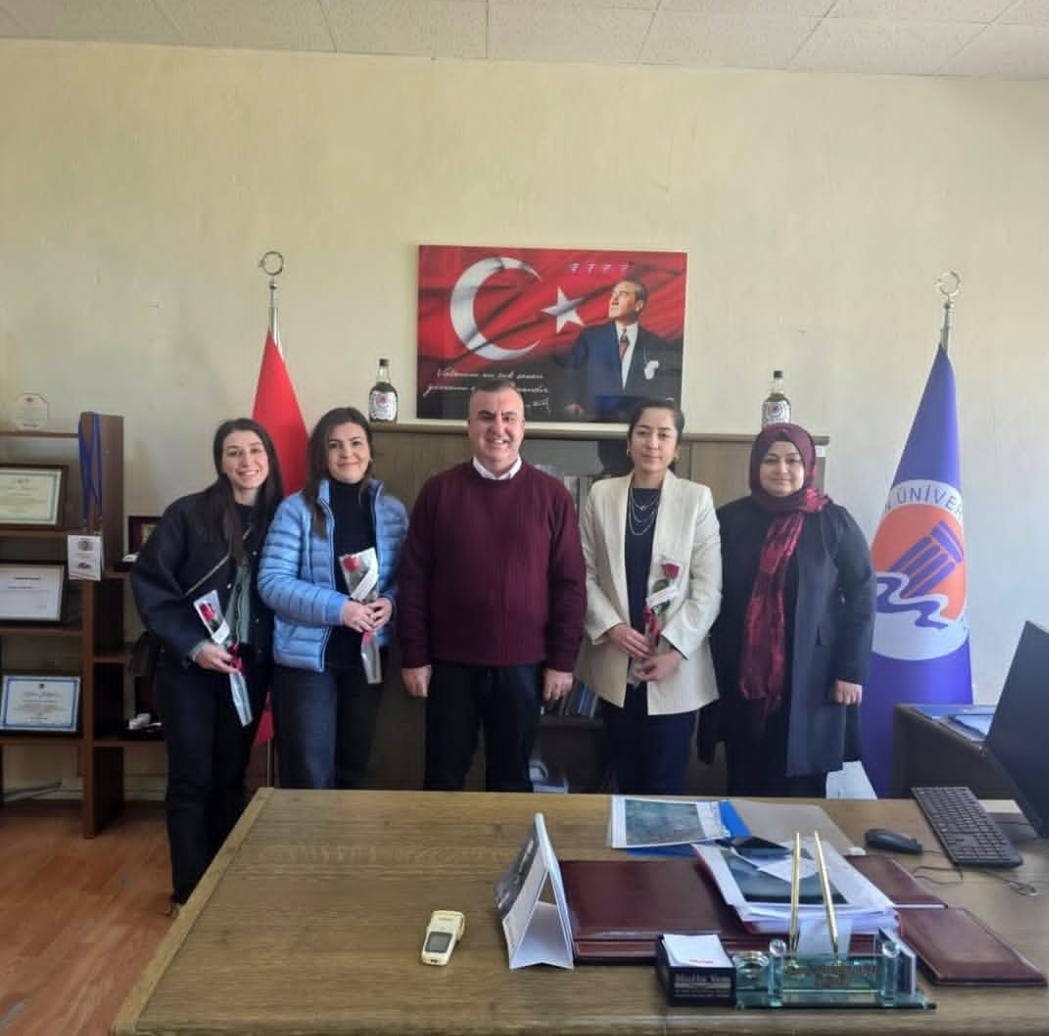 M&uuml;d&uuml;r&uuml;m&uuml;z, 8 Mart D&uuml;nya Kadınlar G&uuml;n&uuml; dolayısıyla okulumuzda g&ouml;rev yapan kıymetli kadın personellerimizin g&uuml;n&uuml;n&uuml; kutladı. detayı için tıklayınız