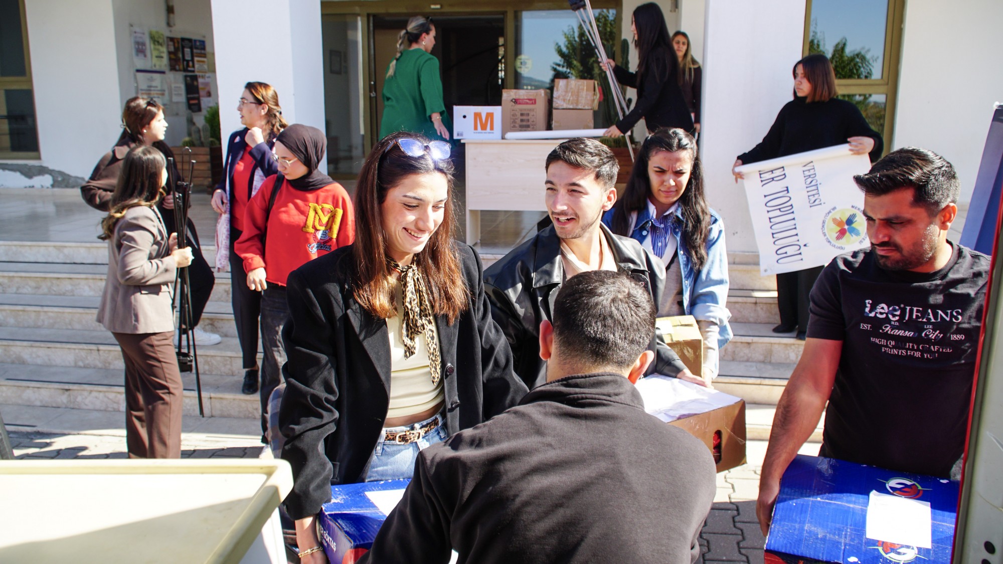 İletişim Fak&uuml;ltesi&rsquo;nde Toplanan Yardımlar L&Ouml;SEV Yetkililerine Teslim Edildi detayı için tıklayınız