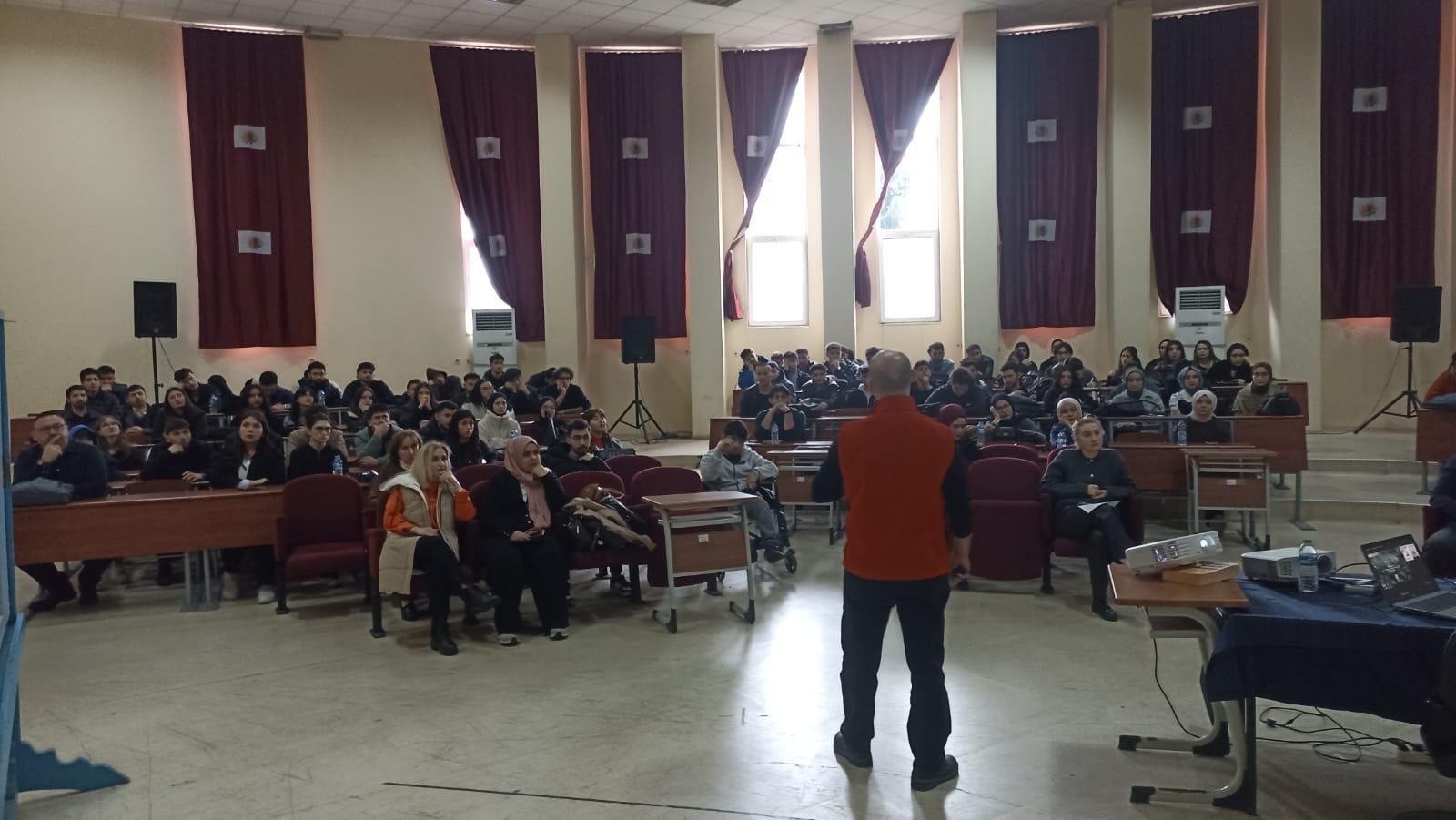 Erdemli Uygulamalı Teknoloji ve İşletmecilik Y&uuml;ksekokulunda Ter&ouml;rle M&uuml;cadele Semineri D&uuml;zenlendi detayı için tıklayınız