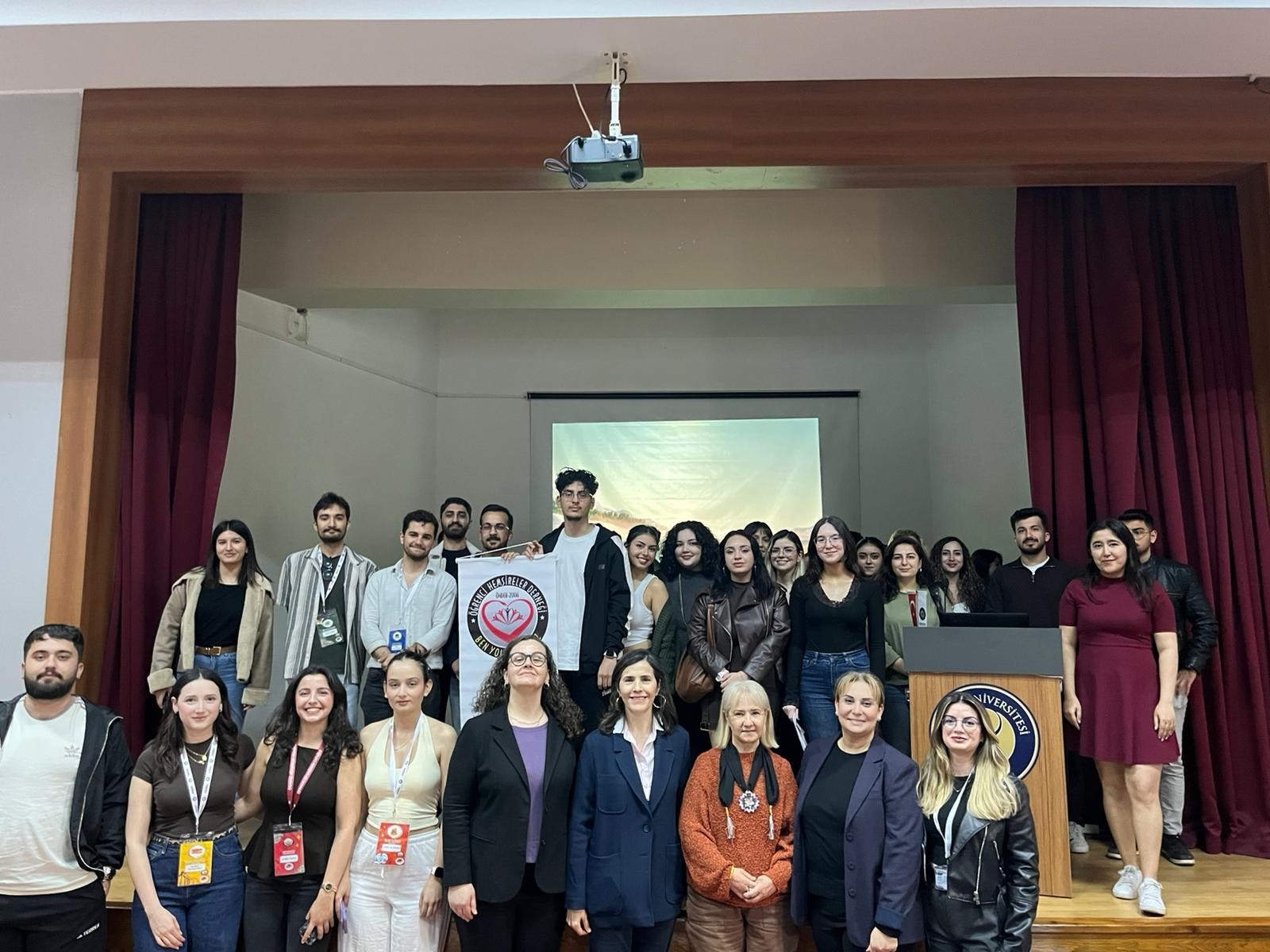 Hemşirelikte Mesleki &Ouml;rg&uuml;tlenme ve &Ouml;ğrenci Hemşireler Derneği Tanıtımı Ger&ccedil;ekleştirildi detayı için tıklayınız