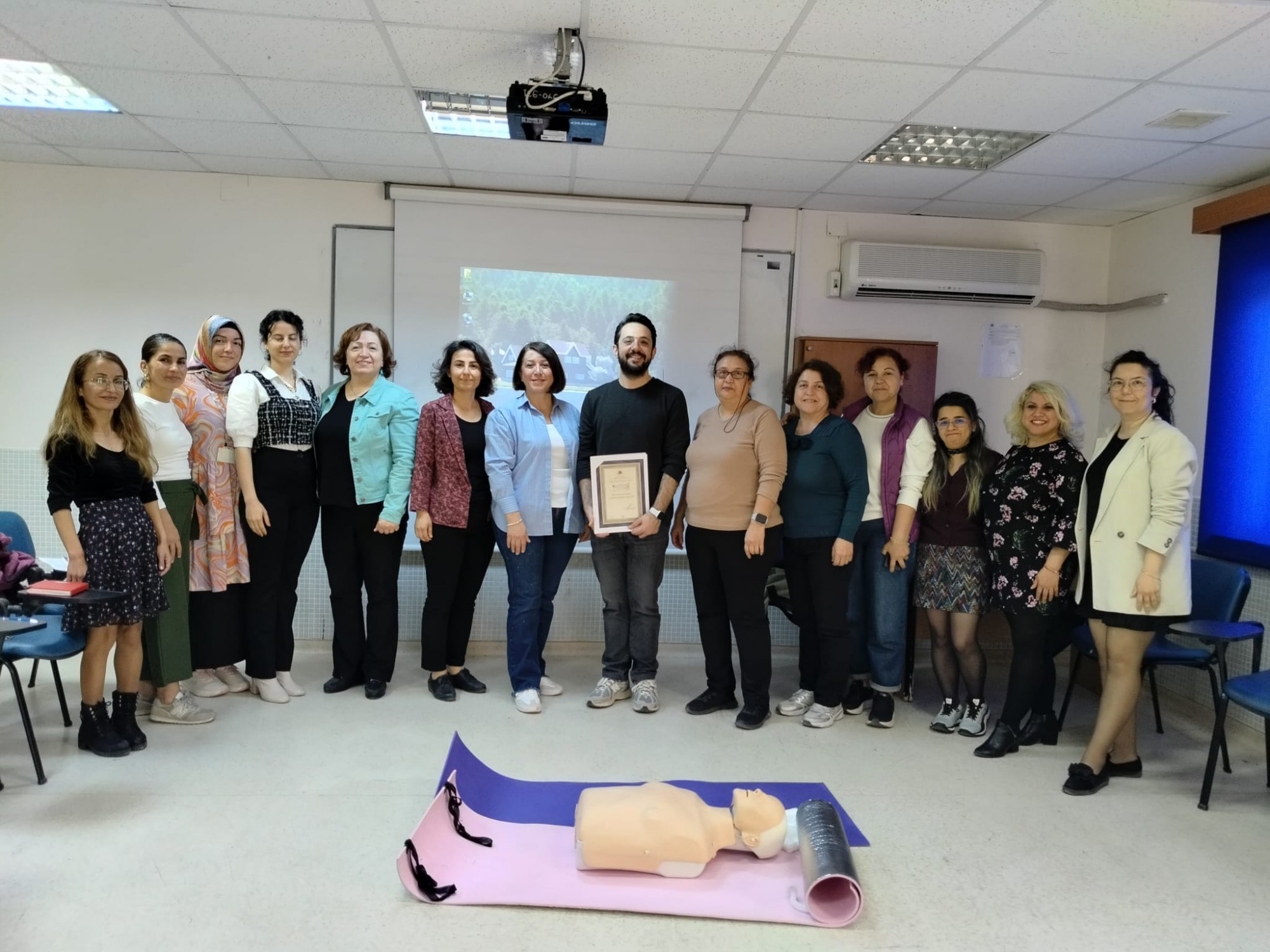 Fak&uuml;ltemizde Temel Yaşam Desteği Eğitimi Ger&ccedil;ekleştirildi detayı için tıklayınız