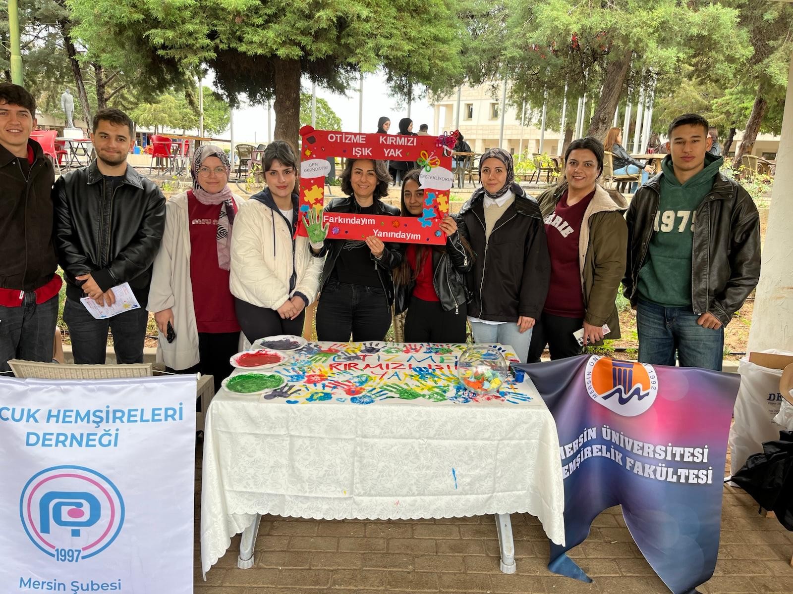 Otizme Kırmızı Işık Yak Farkındalık Etkinliği B&uuml;y&uuml;k İlgi G&ouml;rd&uuml; detayı için tıklayınız