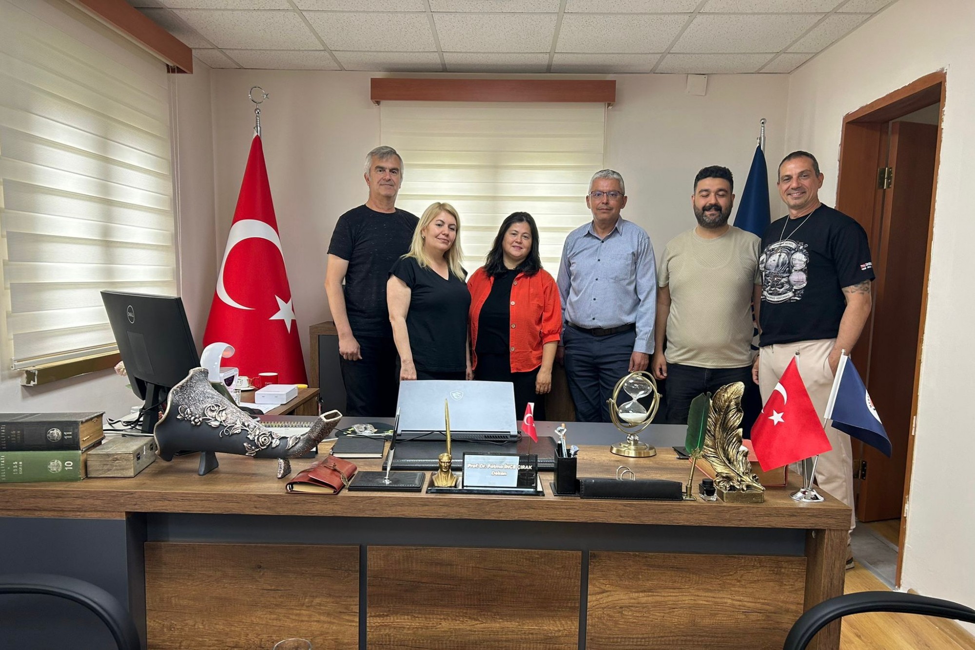 Hemşirelik Fak&uuml;ltesi İdari Personelinden Dekanımıza Ziyaret detayı için tıklayınız