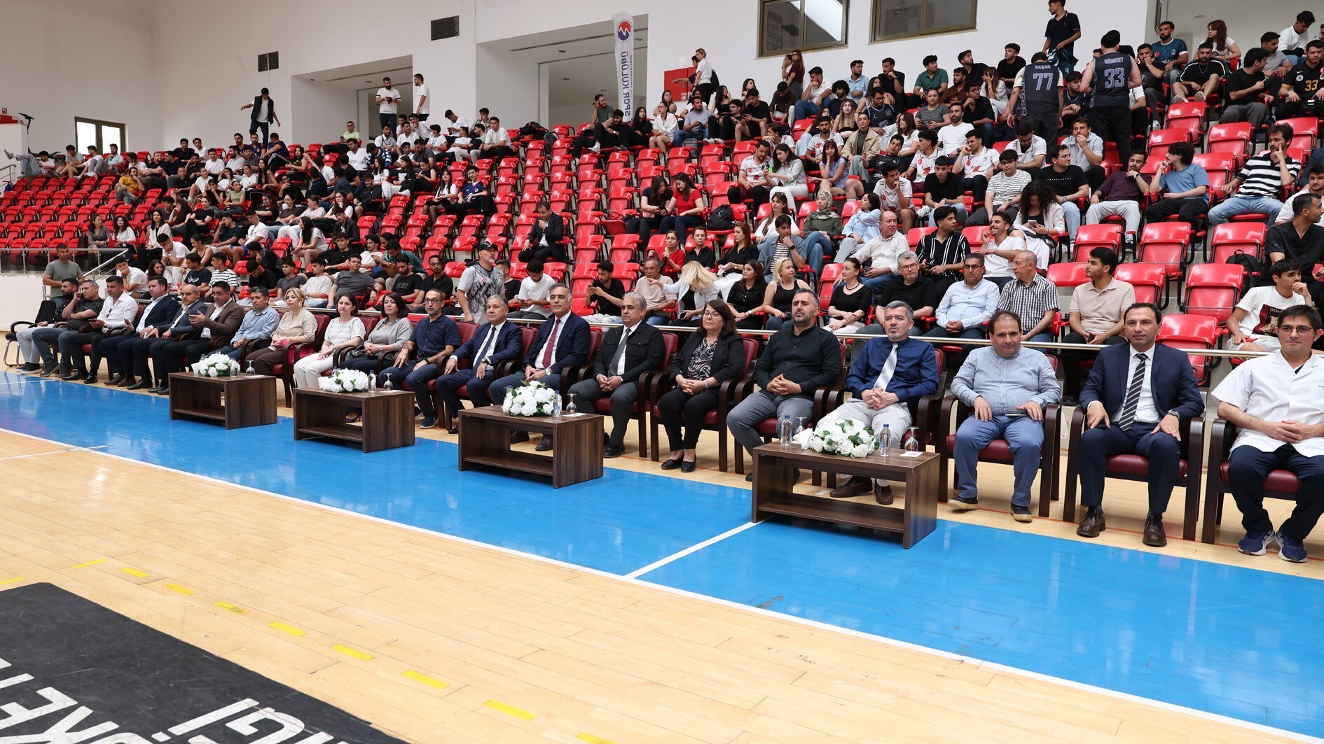 &Uuml;niversitemizde Sporun Coşkusu: Şampiyon Takımlarımız Kupa ve Madalyalarına Kavuştu detayı için tıklayınız