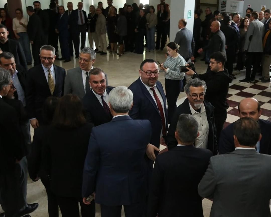 Mersin &Uuml;niversitesi Rekt&ouml;rl&uuml;ğ&uuml; Fuaye Meydanı&rsquo;nda ger&ccedil;ekleştirilen bayramlaşma t&ouml;renine, &uuml;niversitemiz personeli yoğun katılım sağlamıştır. S&ouml;z konusu programa Mut Meslek Y&uuml;ksekokulunu temsilen Y&uuml;ksekokul M&uuml;d&uuml;r&uuml;m&uuml;z Koray Gidirişlioğlu iştirak etmiştir. detayı için tıklayınız
