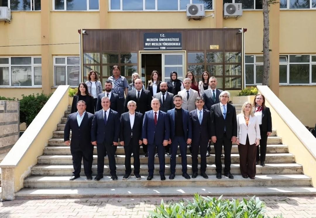 Rekt&ouml;r&uuml;m&uuml;z prof dr erol yaşar Başkanlığında Meslek Y&uuml;ksekokulları Değerlendirme Toplantısı Mut İl&ccedil;emizde Ger&ccedil;ekleştirildi. 🔶 Ziyarette &Ouml;ğrencilerimiz ile Personelimizin Talepleri Doğrudan Dinlendi ve Meslek Y&uuml;ksekokullarımızın Altyapı, Kalite G&uuml;vencesi ve İstihdam Hedefleri Masaya Yatırıldı. 🔷 Ardından Mut Kaymakamı Osman &Ccedil;elikkol Makamında Ziyaret Edilerek &Uuml;niversite-kent B&uuml;t&uuml;nleşmesine G&uuml;&ccedil; Katacak Ortak Projeler Hakkında G&ouml;r&uuml;ş Alışverişinde Bulunuldu detayı için tıklayınız
