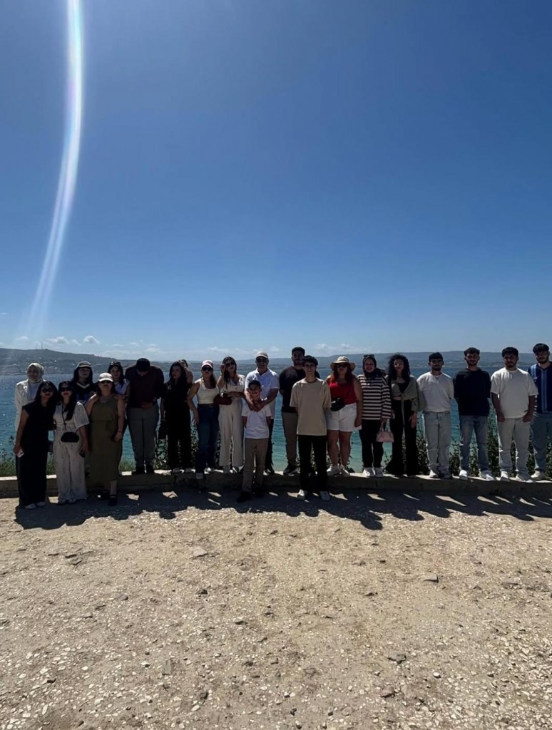 &Ccedil;anakkale'de tarihin emaneti olan bu topraklarda &ouml;ğrencilerimizle birlikte aynı karede bulunmak sadece bir ziyaret değil bir vefa duruşuydu.🇹🇷  Şehitlerimizin bizlere bıraktığı mirası saygı minnet ve bilin&ccedil;le anarken; gen&ccedil;lerimizin bu ruhu yerinde hissetmesi en b&uuml;y&uuml;k kazanım oldu. Ge&ccedil;mişi unutmayan nesiller geleceğe daha g&uuml;&ccedil;l&uuml; y&uuml;r&uuml;r. detayı için tıklayınız