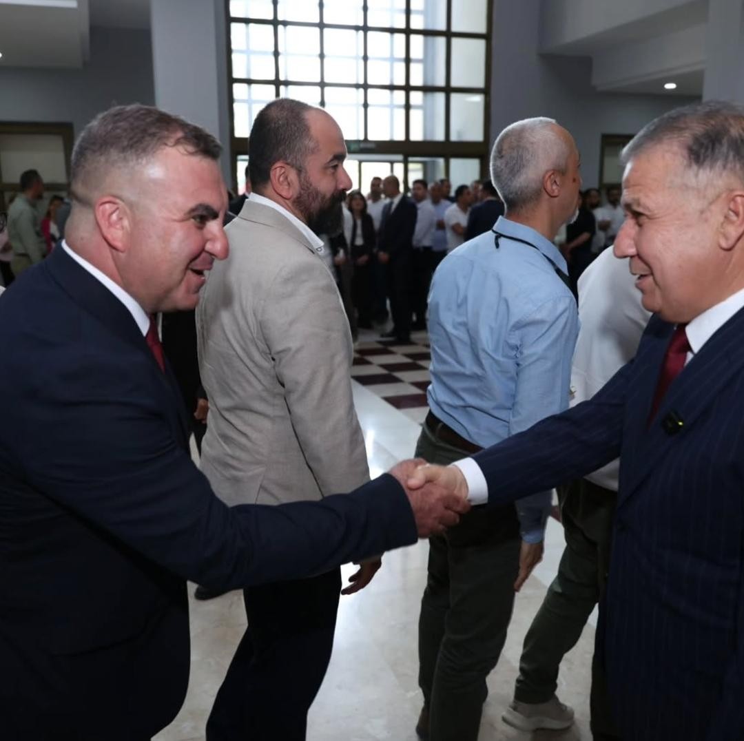 Mersin &Uuml;niversitesi Rekt&ouml;r&uuml;m&uuml;z Sayın Prof.Dr.Erol YAŞAR Hocamızın ev sahipliğinde , Mut Meslek Y&uuml;ksekokulumuzu temsilen Kurban Bayramı Bayramlaşma T&ouml;reni'ne katılım sağladık.Bayramlaşma t&ouml;reni Rekt&ouml;rl&uuml;ğ&uuml;m&uuml;z&uuml;n Fuaye Alanında ger&ccedil;ekleşmiştir.Sayın Rekt&ouml;r&uuml;m&uuml;ze misafirperverlikleri i&ccedil;in ş&uuml;kranlarımızı arz ederiz. detayı için tıklayınız