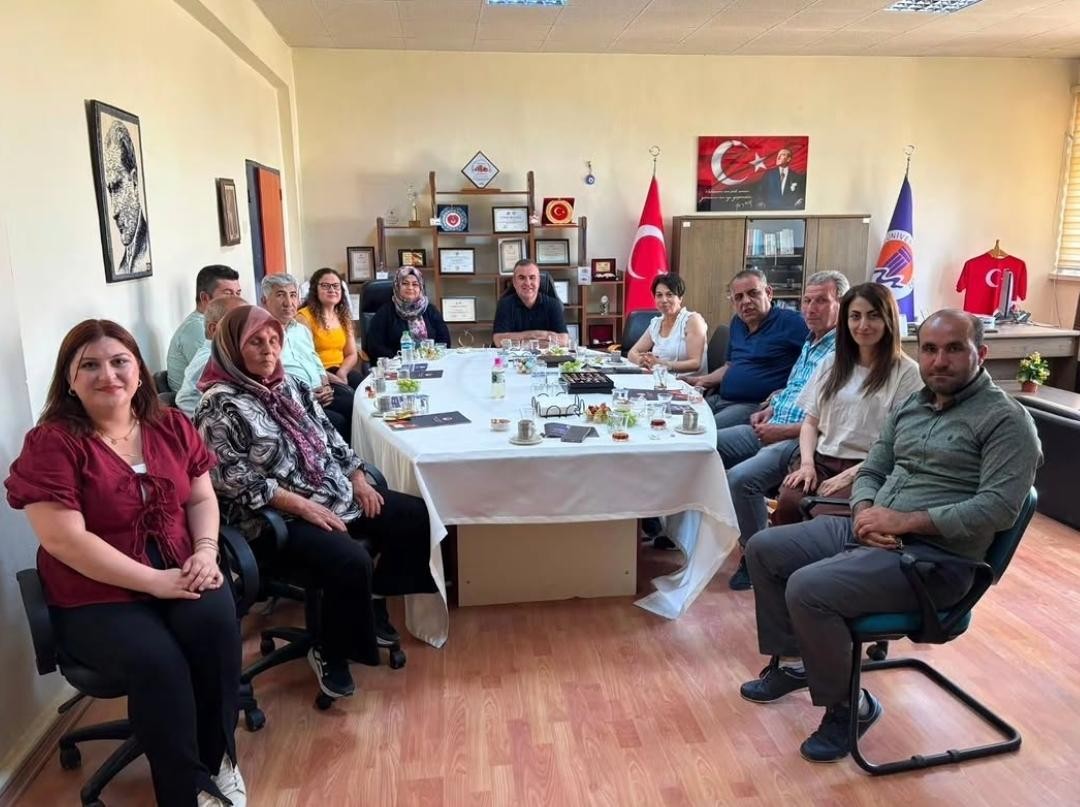 Mersin &Uuml;niversitesi Mut Meslek Y&uuml;ksekokulu olarak idari personelimizle bayramlaşma t&ouml;reninde bir araya geldik, g&uuml;zel dileklerimizi paylaştık detayı için tıklayınız