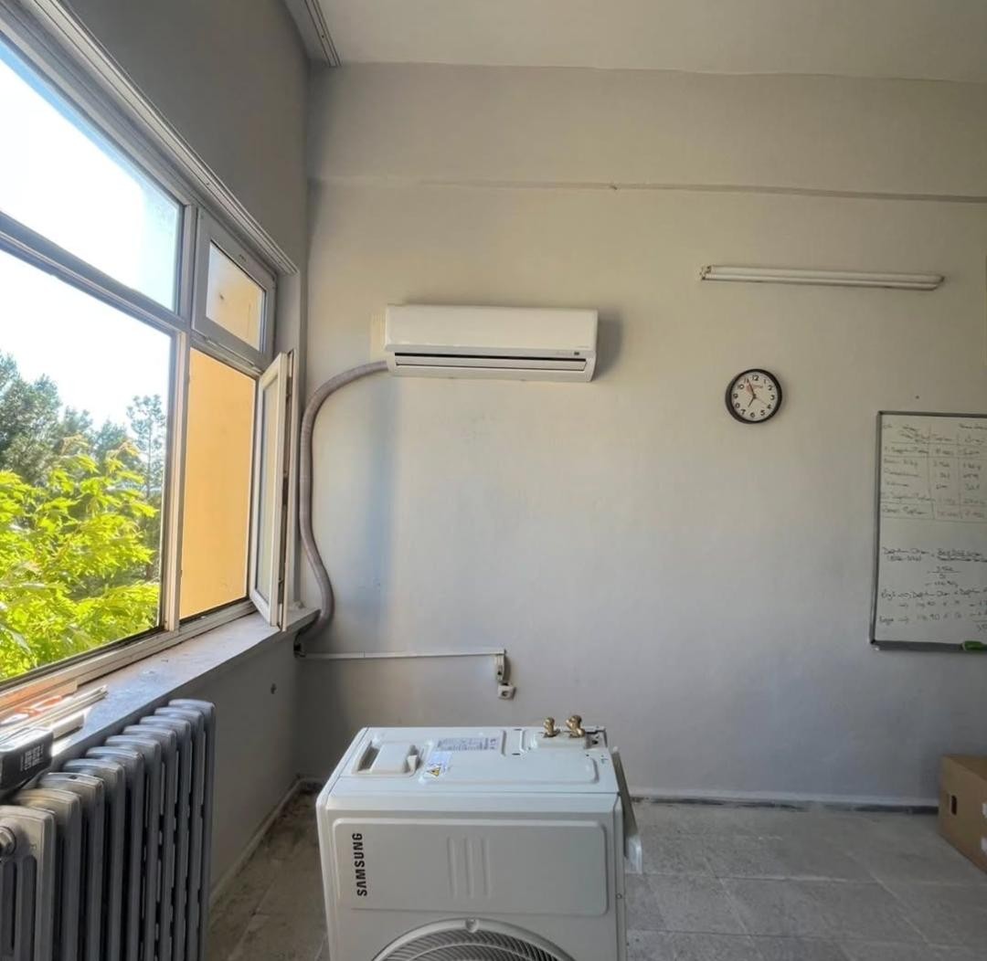 Mut Meslek Y&uuml;ksekokulu olarak geleceğimizin teminatı olan gen&ccedil;lerimizin hafta sonu yapılacak YKS sınavlarına rahat ve huzurlu bir ortamda girmelerini sağlamak amacıyla iki sınıfımızda bulunan ve zaman i&ccedil;inde &ouml;mr&uuml;n&uuml; tamamlamış 2 eski klima 24 BTU'luk yeni 2 klimayla değiştirilmiştir.Mut Meslek Y&uuml;ksekokulumuza hayırlı ve uğurlu olsun.YKS sınavına girecek t&uuml;m &ouml;ğrencilerimize başarılar dileklerimizle... detayı için tıklayınız