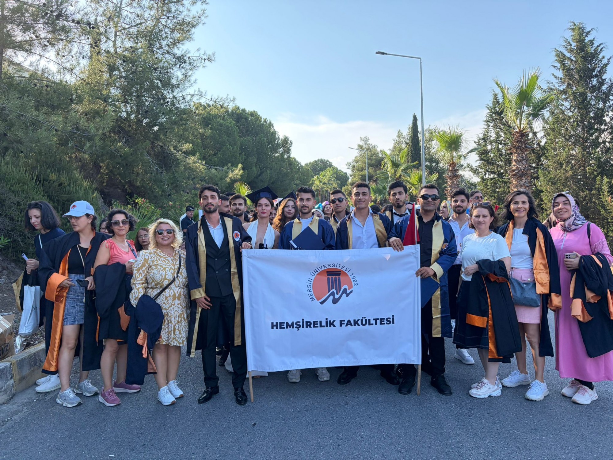 19 Haziran 2026 Cuma g&uuml;n&uuml; ger&ccedil;ekleştirilen Mersin &Uuml;niversitesi Mezuniyet T&ouml;reni&rsquo;nde, Hemşirelik Fak&uuml;ltesi 5. D&ouml;nem Mezunlarımızı b&uuml;y&uuml;k bir gurur ve mutlulukla uğurladık detayı için tıklayınız