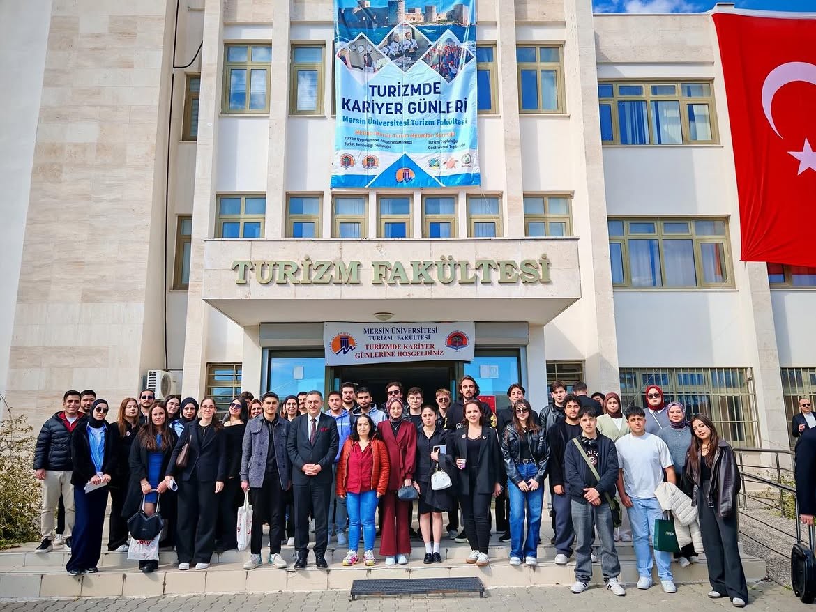 Y&uuml;ksekokulumuz Aş&ccedil;ılık, Turizm ve Otel İşletmeciliği ile Turizm ve Seyahat Hizmetleri Programı &ouml;ğrencilerimiz Turizm Fak&uuml;ltesi&rsquo;nde d&uuml;zenlenen 16.Turizmde Kariyer G&uuml;nleri Etkinliği&rsquo;ne Katıldı. detayı için tıklayınız