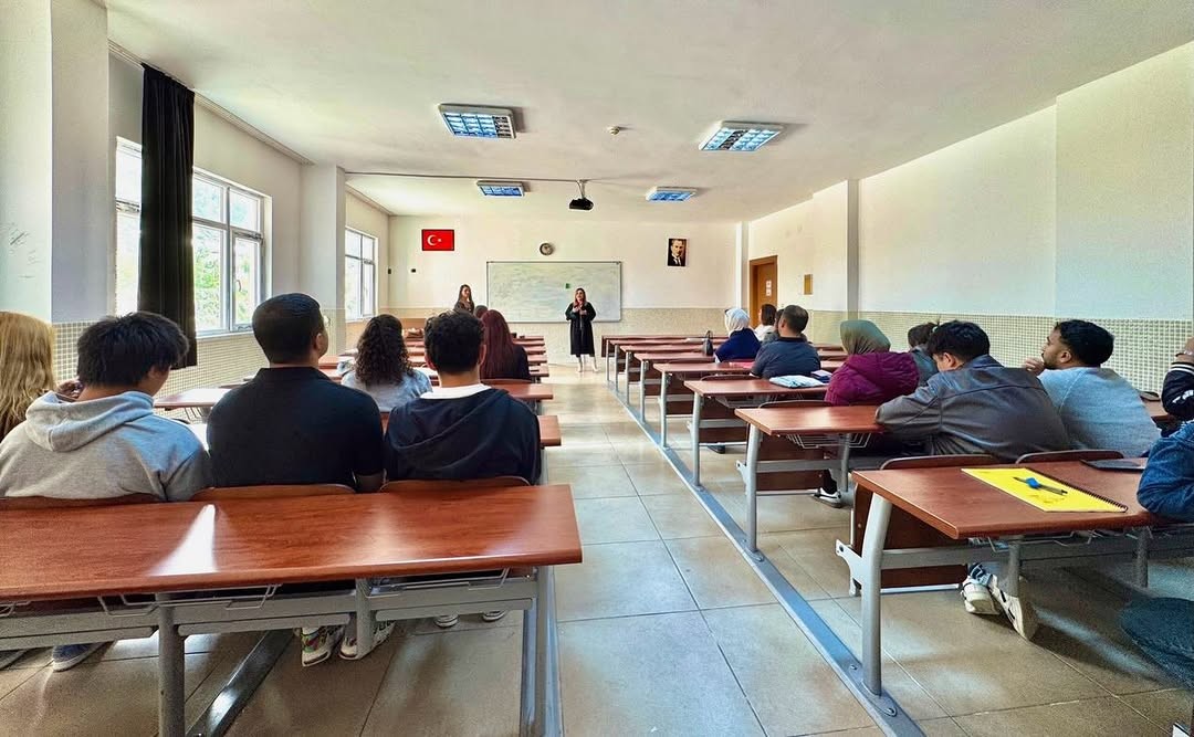 Y&uuml;ksekokulumuz Pazarlama ve Reklamcılık Programı ile İşletme Y&ouml;netimi Programı &ouml;ğrencilerimize Meslek Etiği dersi kapsamında &ldquo;Etik ve Etik Davranışlar&rdquo; konulu seminer d&uuml;zenlenmiştir. detayı için tıklayınız