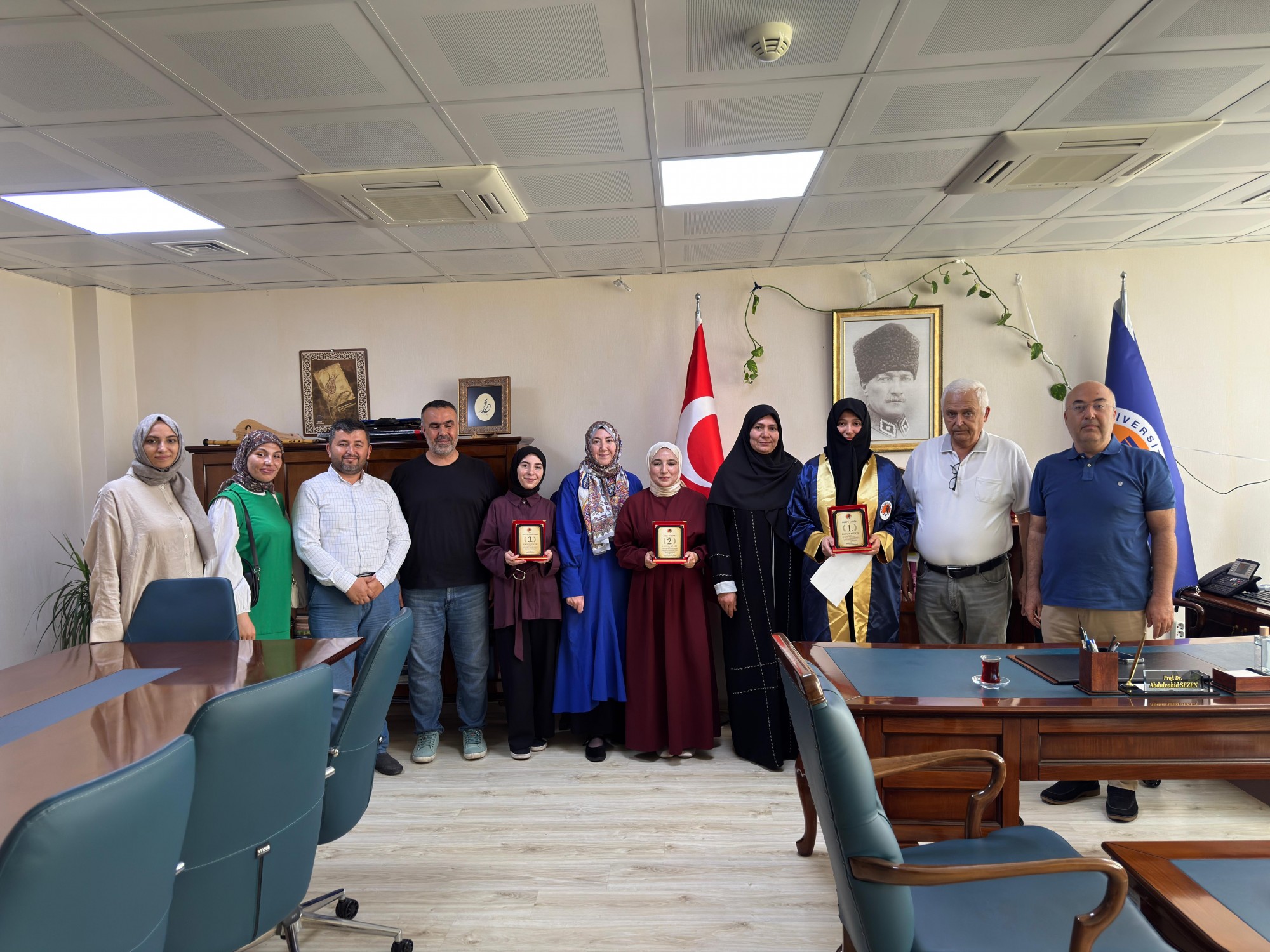 Dereceye Giren Mezun &Ouml;ğrencilerimize Plaketleri Takdim Edildi detayı için tıklayınız
