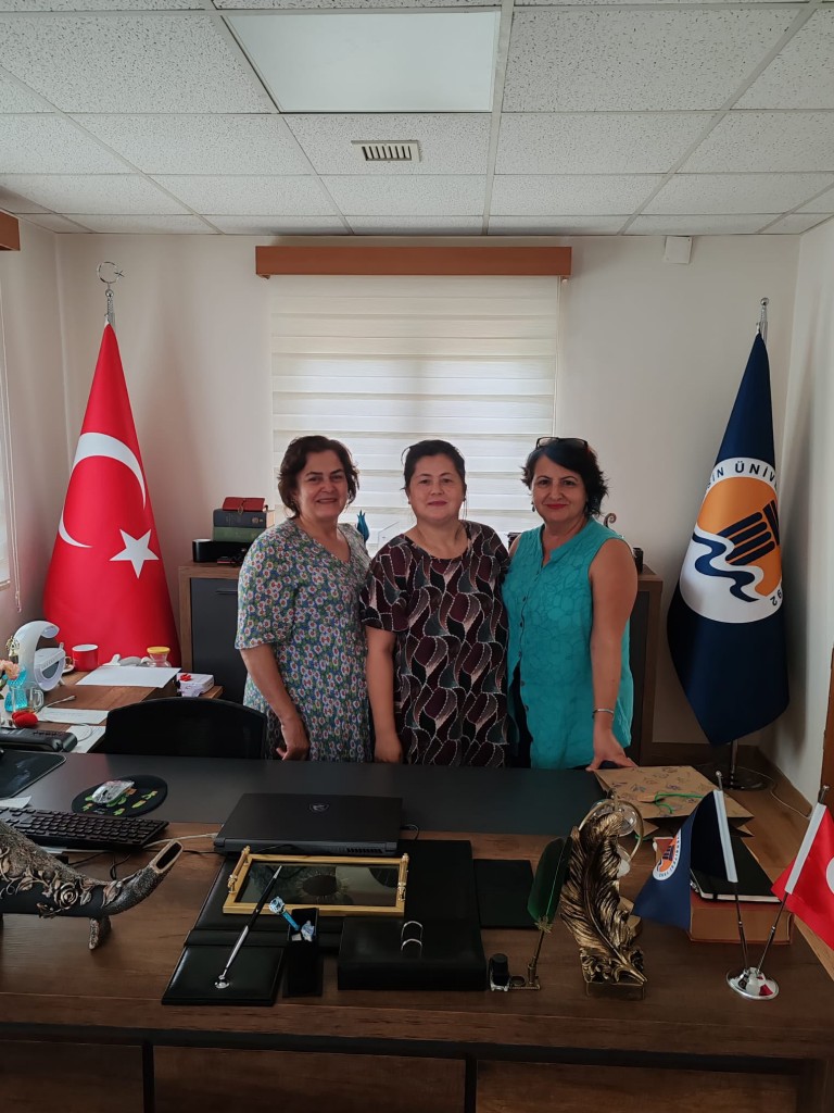 Hemşirelik Fak&uuml;ltesi &Ouml;ğretim &Uuml;yelerinden Dekanımıza Ziyaret detayı için tıklayınız
