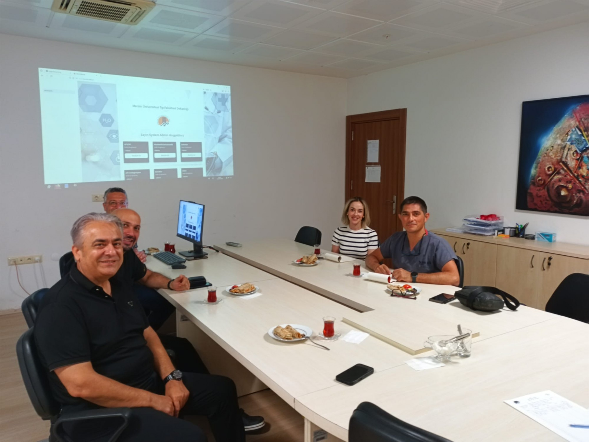Mersin &Uuml;niversitesi Tıp Fak&uuml;ltesinin Yapay Zek&acirc; Destekli Tıp Eğitimi Yazılımı Diş Hekimliği Fak&uuml;ltesi Akademisyenlerine Tanıtıldı detayı için tıklayınız