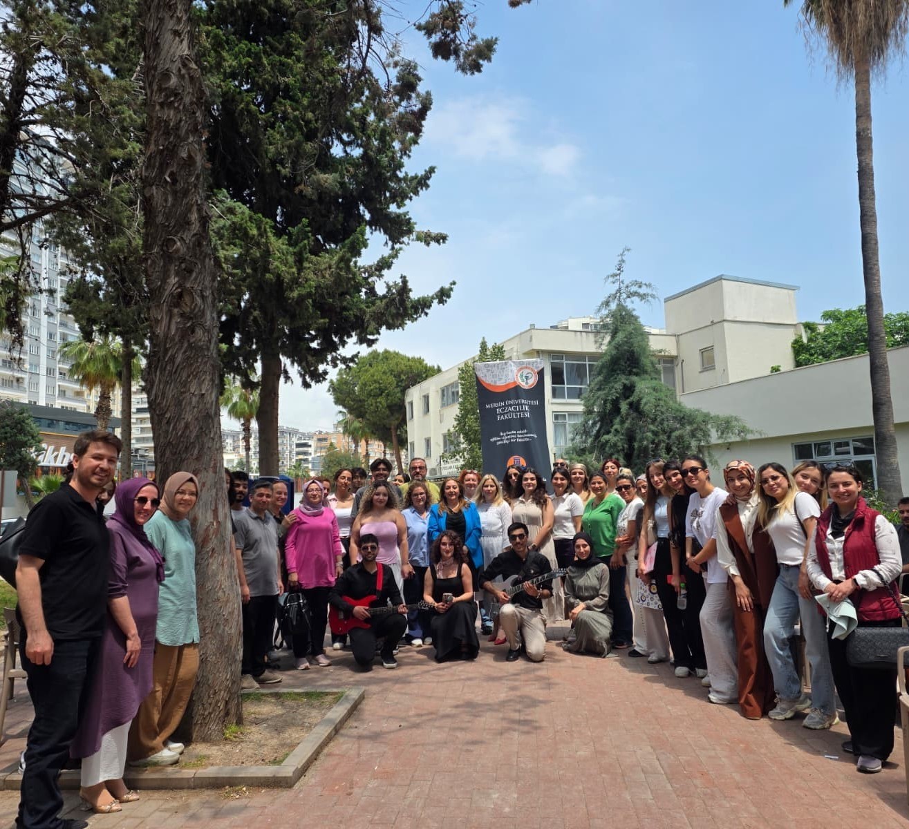 KAMP&Uuml;STE MEKSA TOPLULUĞU ECZACILIK G&Uuml;N&Uuml; M&Uuml;ZİK DİNLETİSİ detayı için tıklayınız